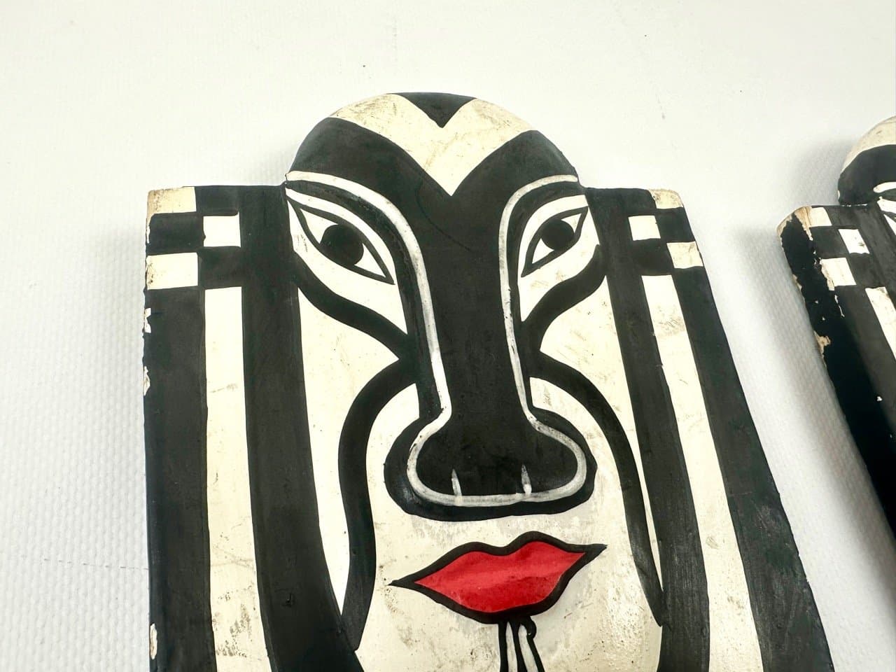 Pair of wall masks, Folk Art, black white red wood, Indonesia, 19th c. - 153336