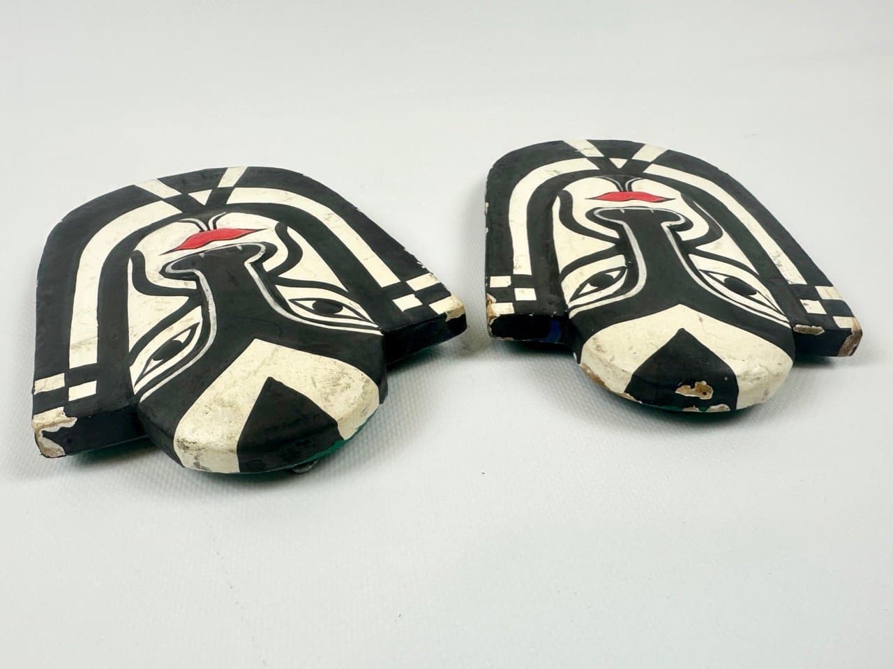 Pair of wall masks, Folk Art, black white red wood, Indonesia, 19th c. - 153340