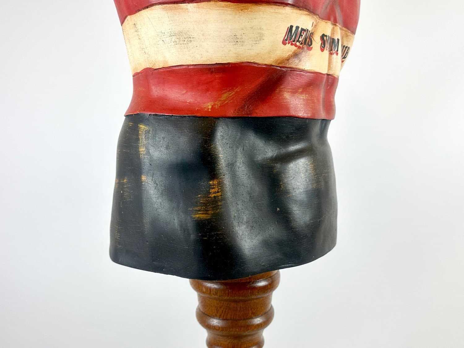 Manekin torsu Coney Island Mens Swim Club, czerwony, dąb, plastik, USA, lata 60. - 154577