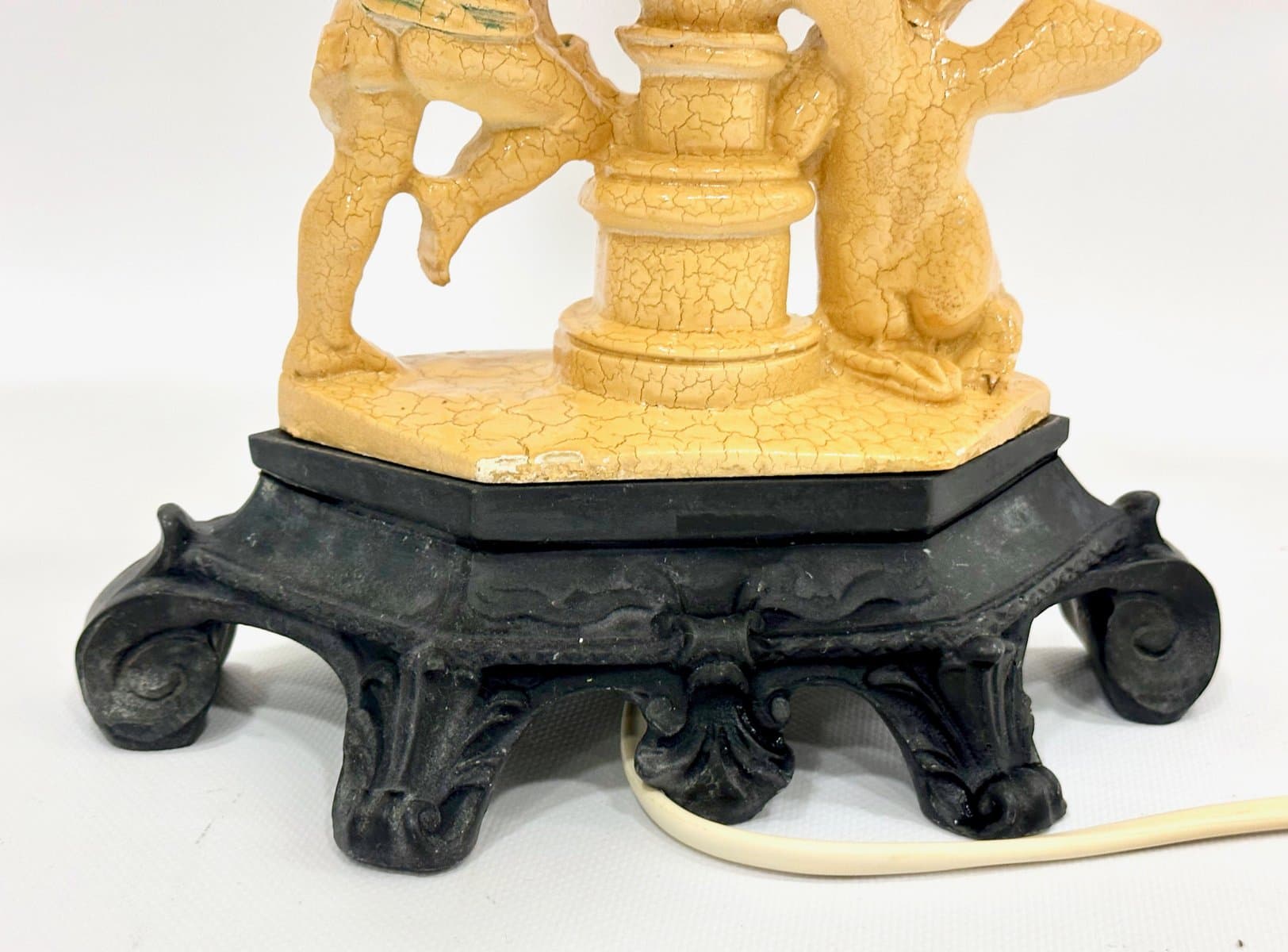 Lampa stołowa neoklasycystyczna, żółty, czarny, proj. A. Santini, Kalmar, Włochy, lata 60. - 154914