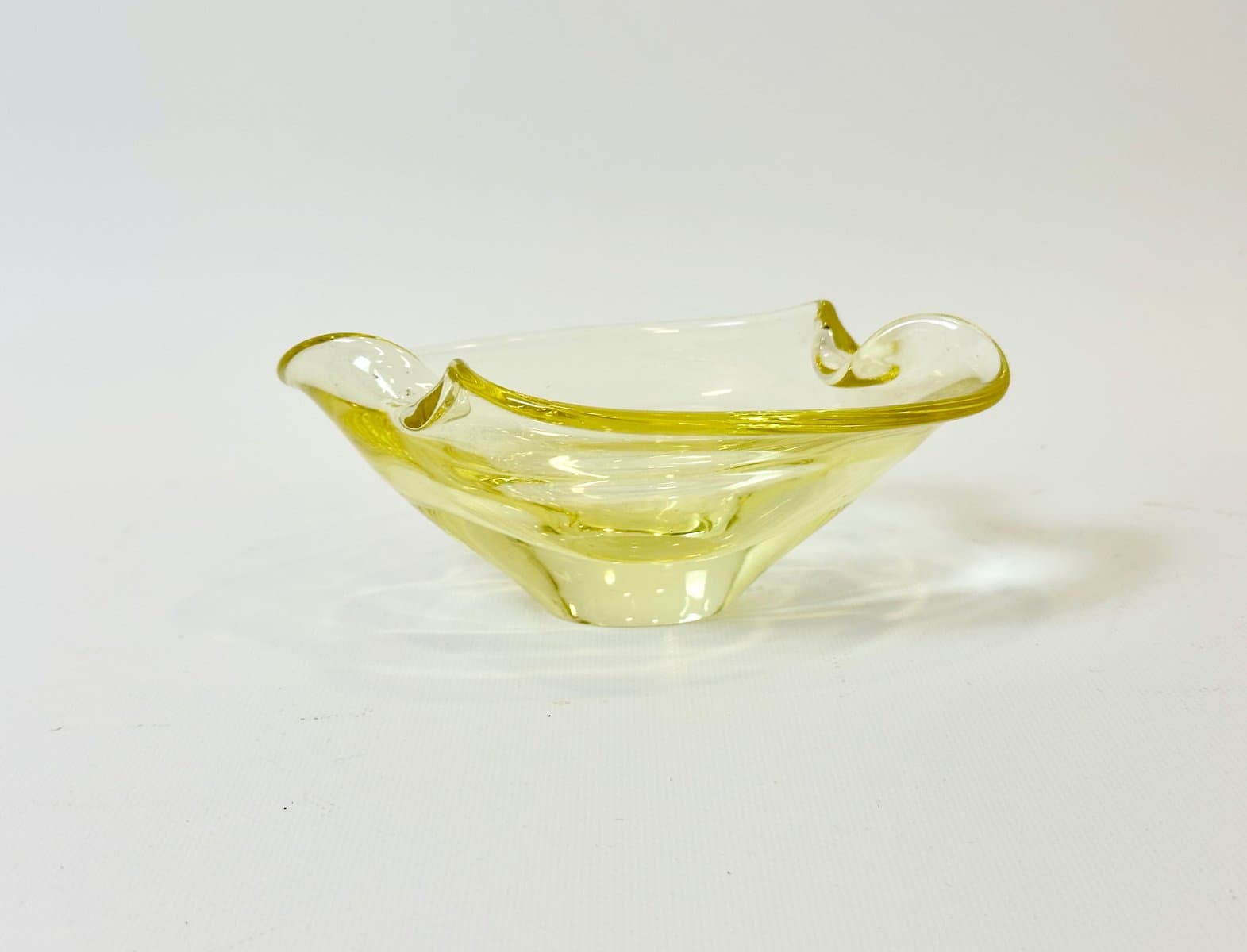 Popielniczka, żółty, szkło, proj. M. Klinger, Czechosłowacja, lata 60. - 155032