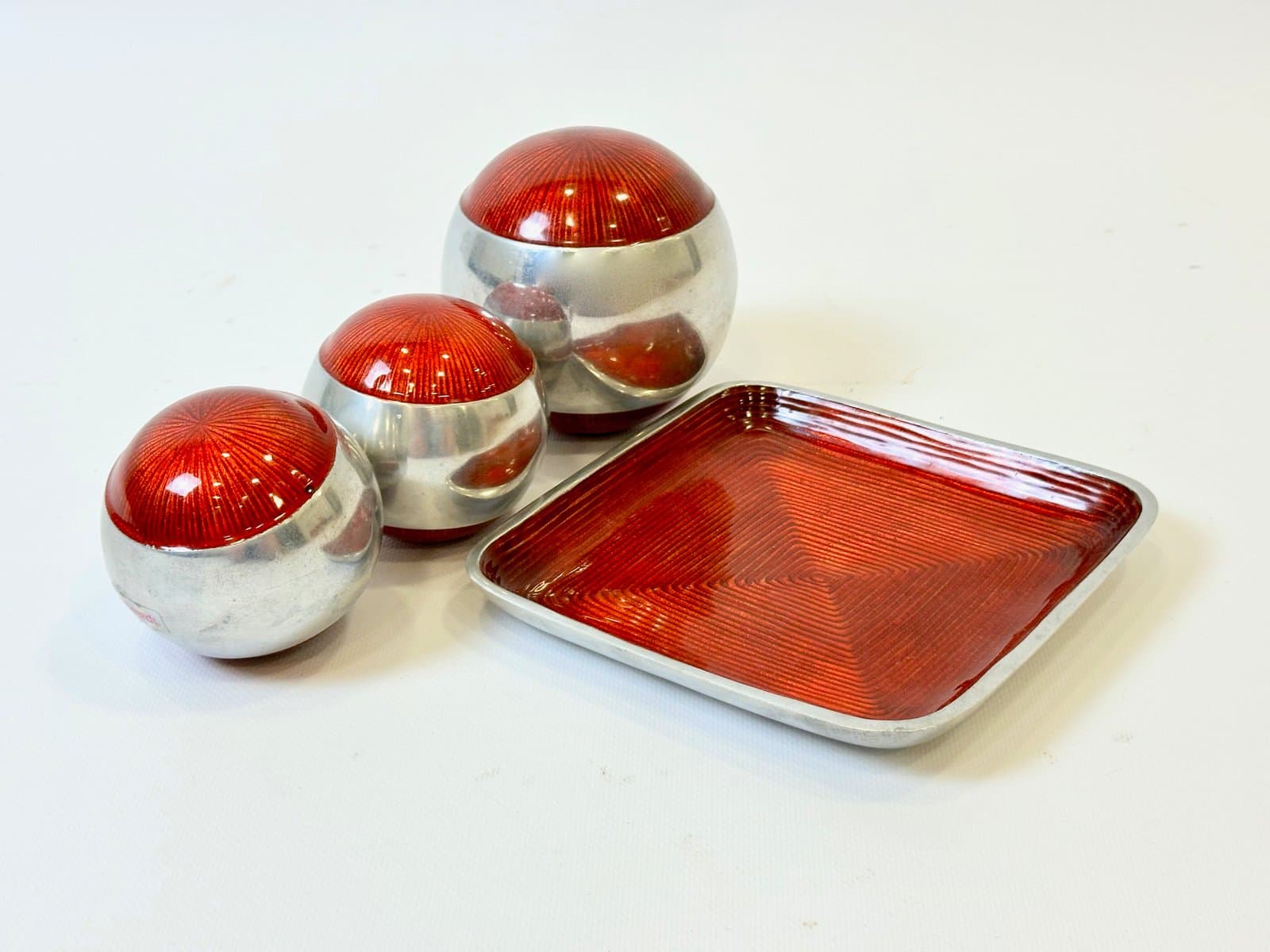 Zestaw dekoracyjny kul z tacką, czerwony srebrny, aluminium emaliowane, Włochy, lata 60. - 155126