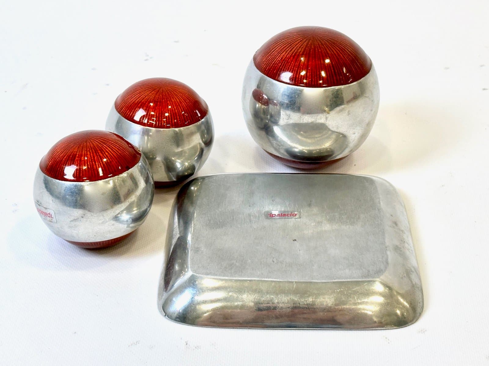 Zestaw dekoracyjny kul z tacką, czerwony srebrny, aluminium emaliowane, Włochy, lata 60. - 155124