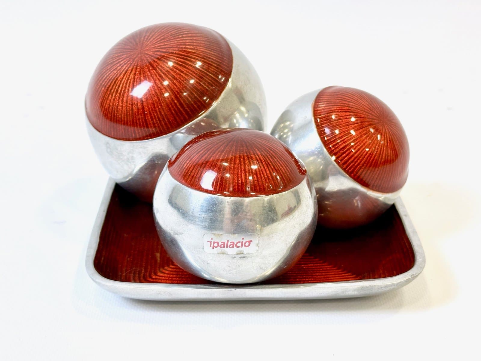 Zestaw dekoracyjny kul z tacką, czerwony srebrny, aluminium emaliowane, Włochy, lata 60. - 155127