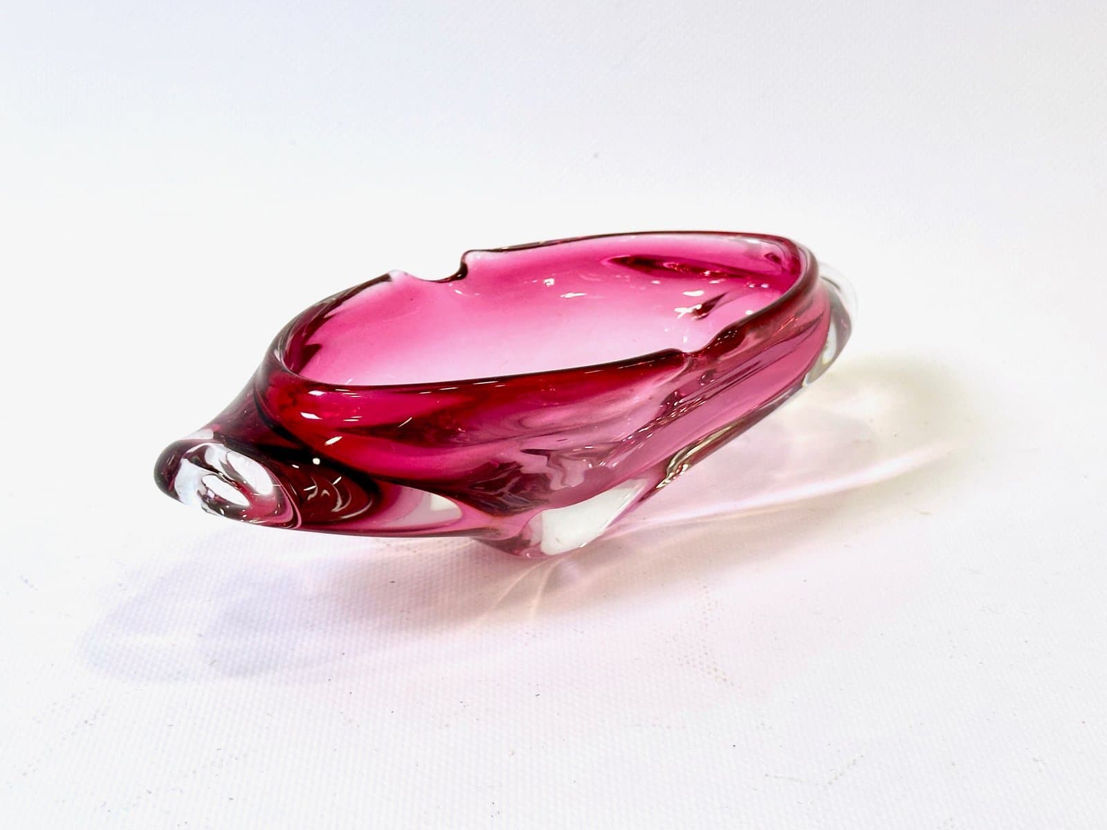 Popielniczka, szkło różowy, przyp. M. Klinger, Železný Brod, Czechy, lata 60. - 155130