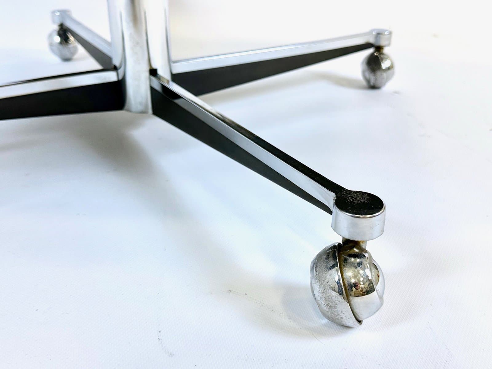 Fotel obrotowy, skóra czarna, buk, stal, Niemcy, lata 70. - 155157