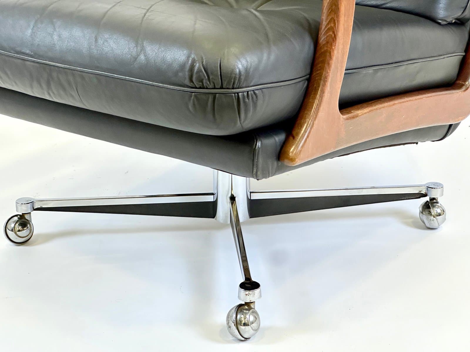 Fotel obrotowy, skóra czarna, buk, stal, Niemcy, lata 70. - 155149