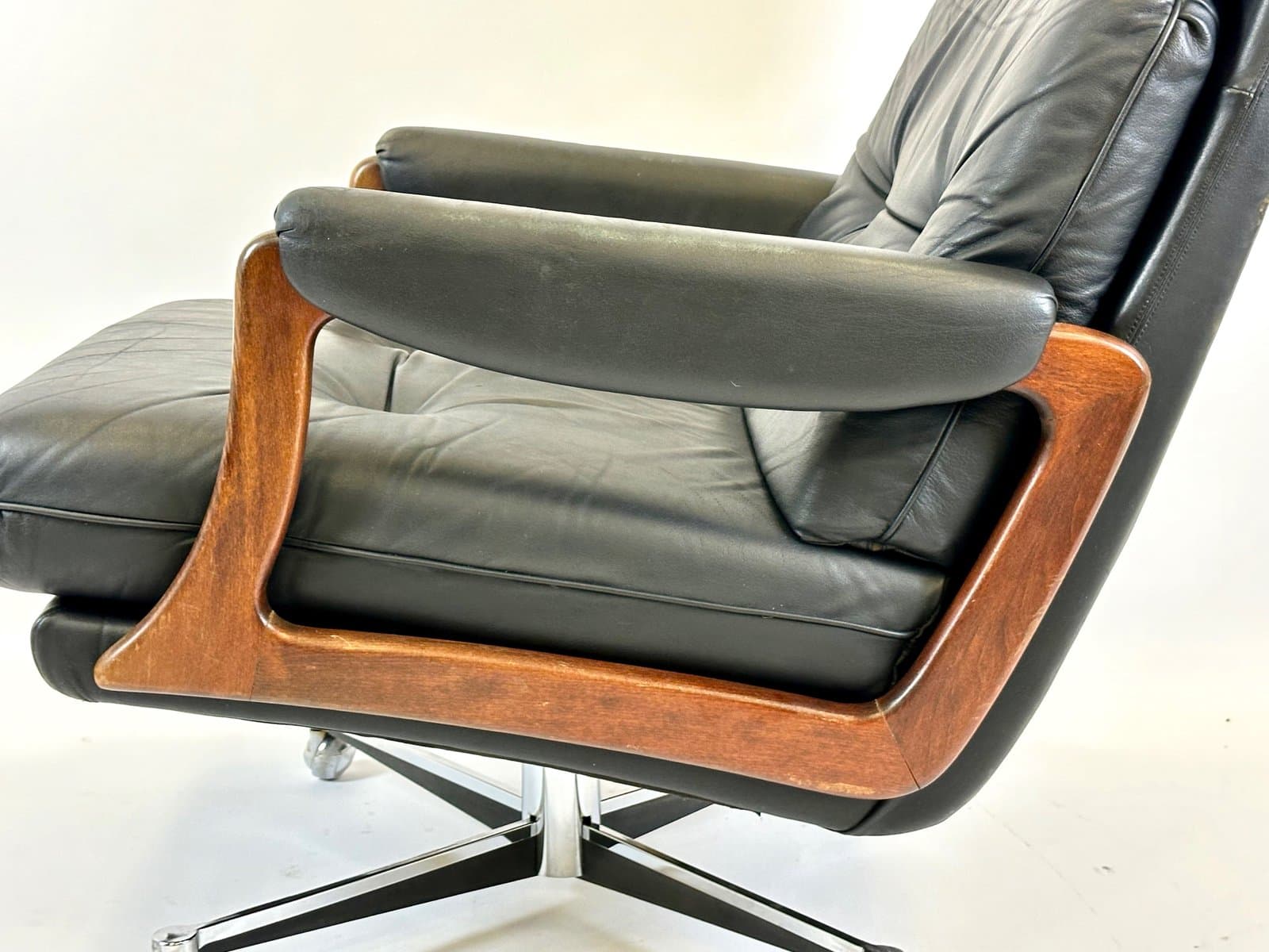 Fotel obrotowy, skóra czarna, buk, stal, Niemcy, lata 70. - 155150