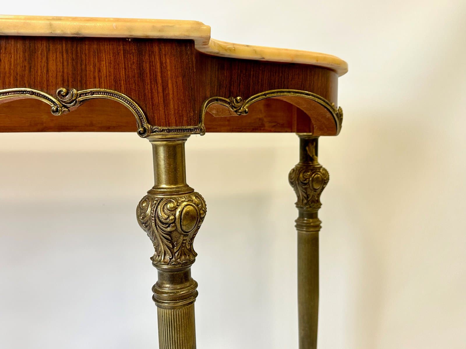 Konsola, styl Ludwika XVI, marmur beżowy, mosiądz złoty, fornir orzech, Francja, XIX w. - 155180