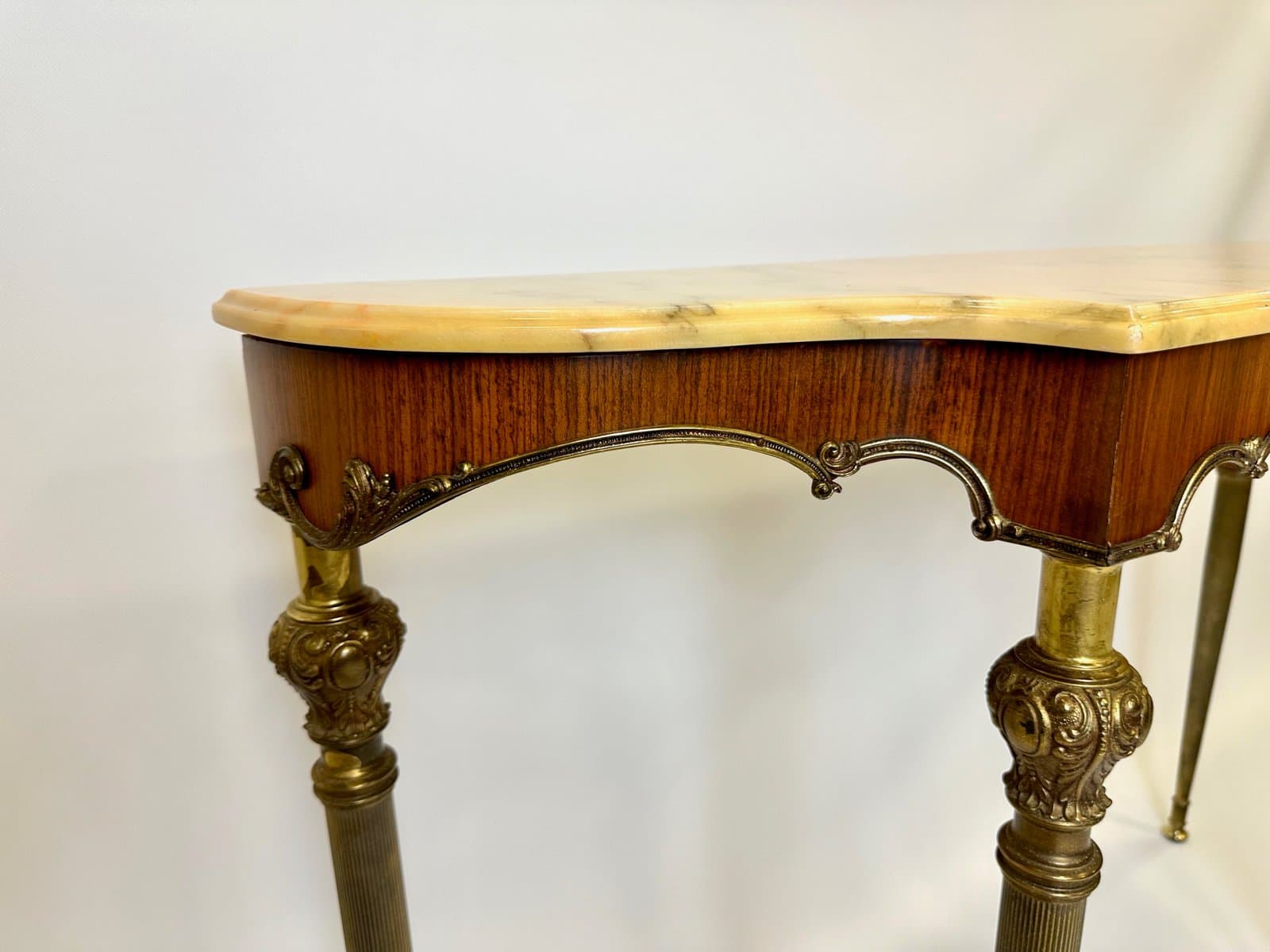 Konsola, styl Ludwika XVI, marmur beżowy, mosiądz złoty, fornir orzech, Francja, XIX w. - 155173