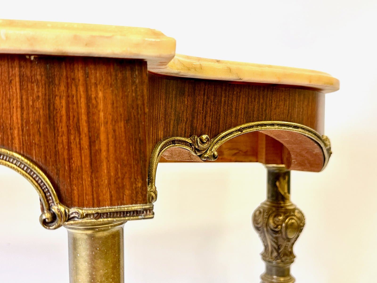 Konsola, styl Ludwika XVI, marmur beżowy, mosiądz złoty, fornir orzech, Francja, XIX w. - 155183