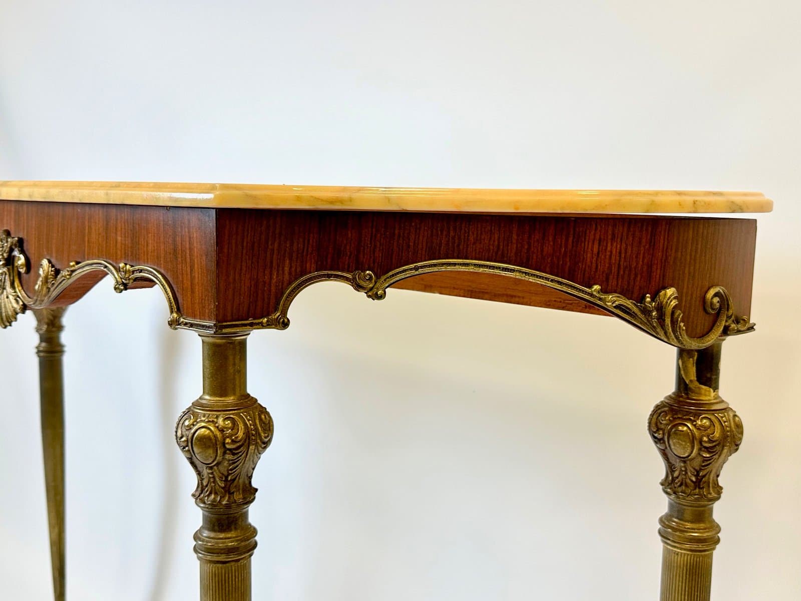 Konsola, styl Ludwika XVI, marmur beżowy, mosiądz złoty, fornir orzech, Francja, XIX w. - 155176