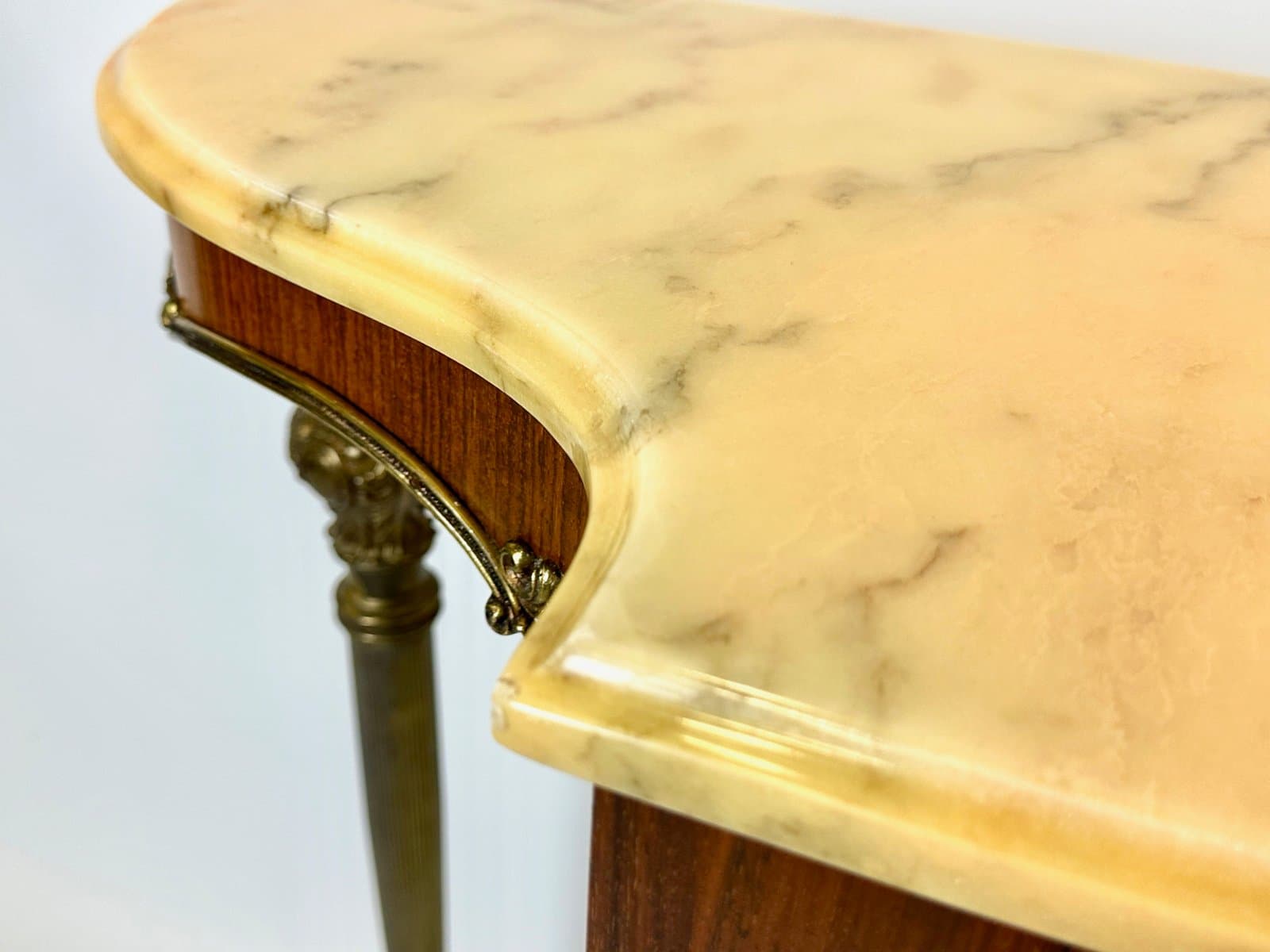 Konsola, styl Ludwika XVI, marmur beżowy, mosiądz złoty, fornir orzech, Francja, XIX w. - 155177