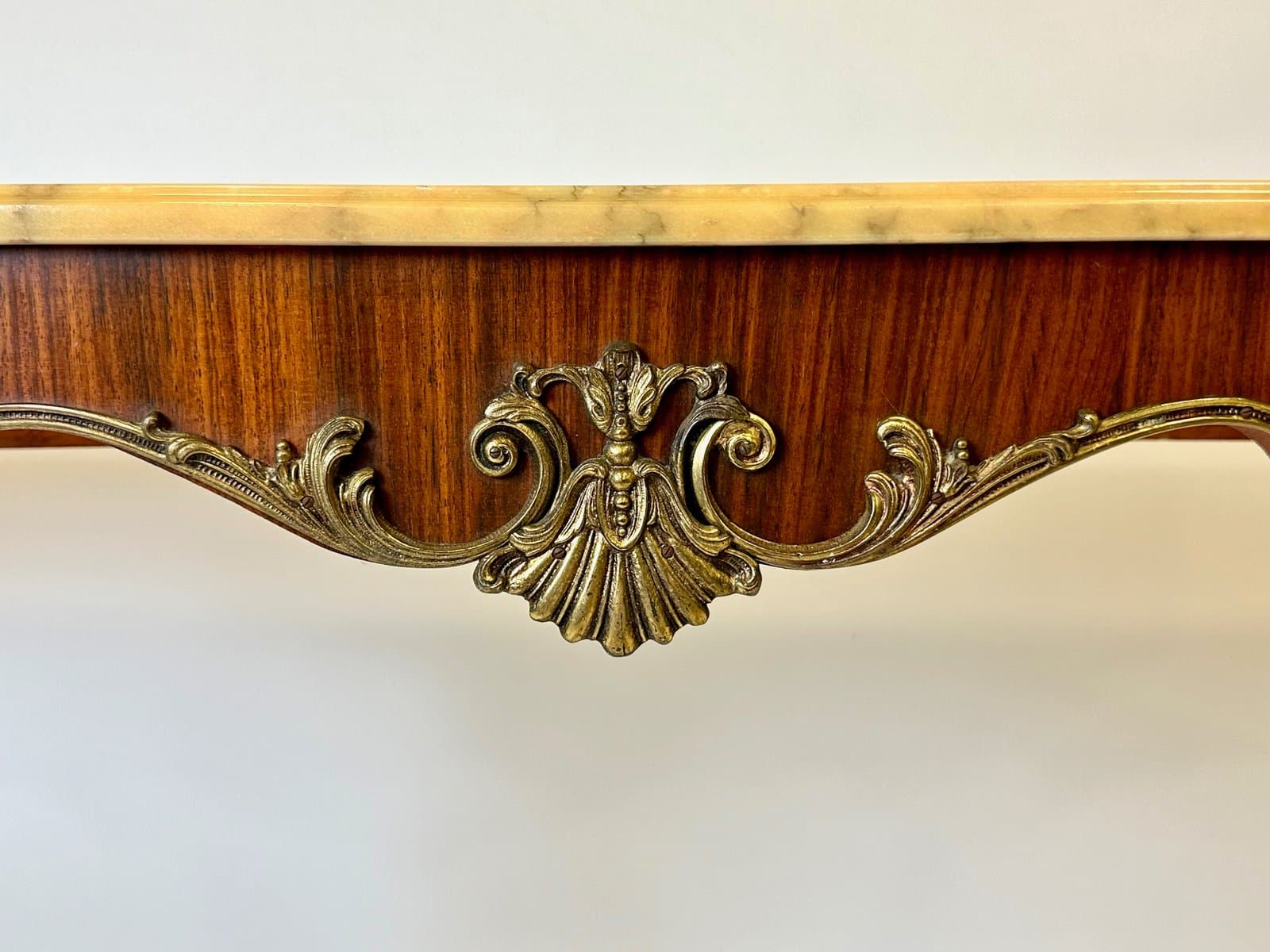 Konsola, styl Ludwika XVI, marmur beżowy, mosiądz złoty, fornir orzech, Francja, XIX w. - 155174