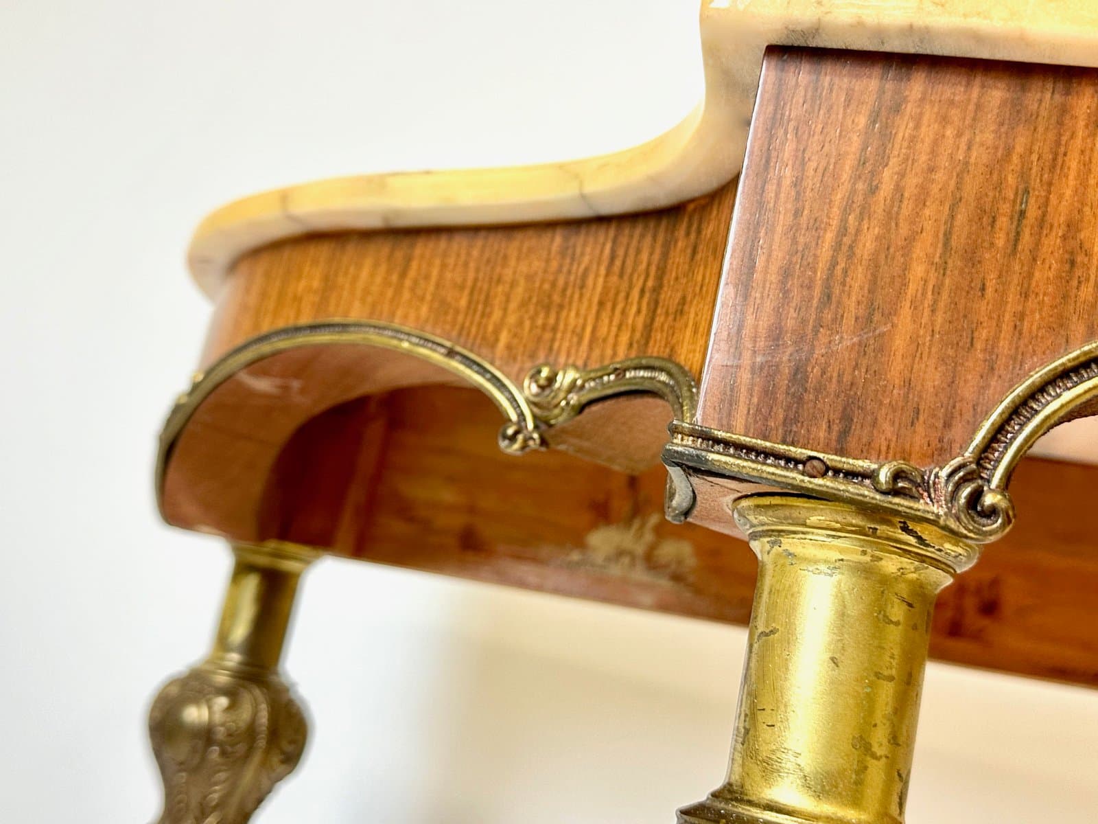 Konsola, styl Ludwika XVI, marmur beżowy, mosiądz złoty, fornir orzech, Francja, XIX w. - 155181