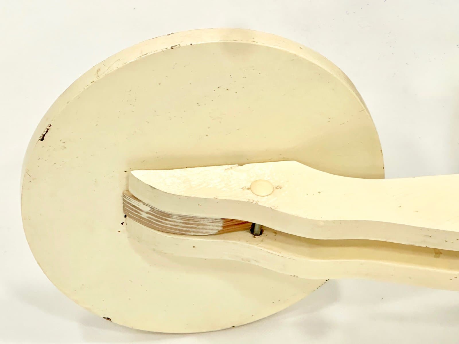 Figura lokaj Art déco, pływak, drewno ivory white, lata 50. - 155310