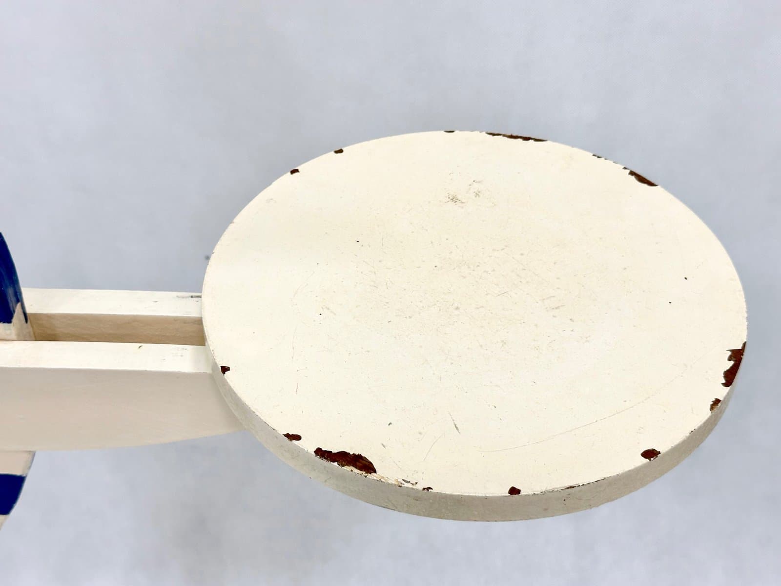 Figura lokaj Art déco, pływak, drewno ivory white, lata 50. - 155309