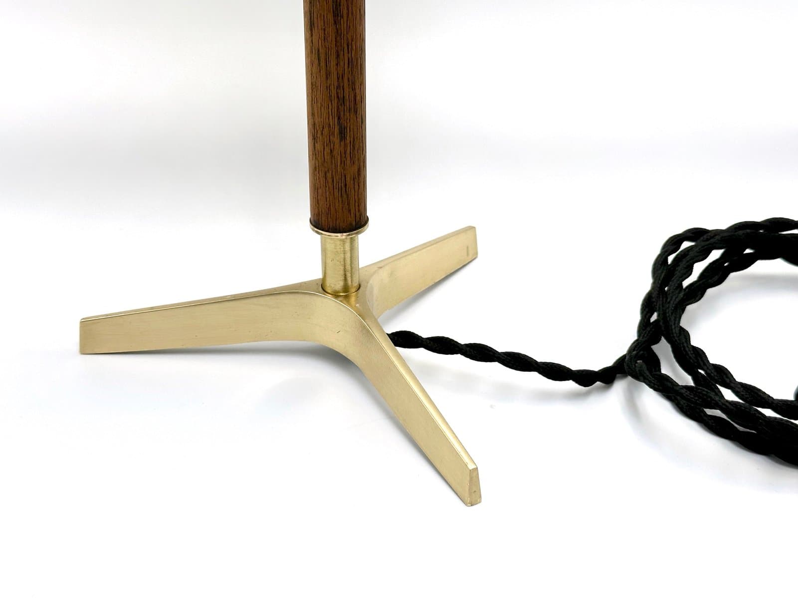 Lampa stołowa tripod, mosiądz złoty, teak brązowy, szkło białe, Austria, lata 50. - 155642