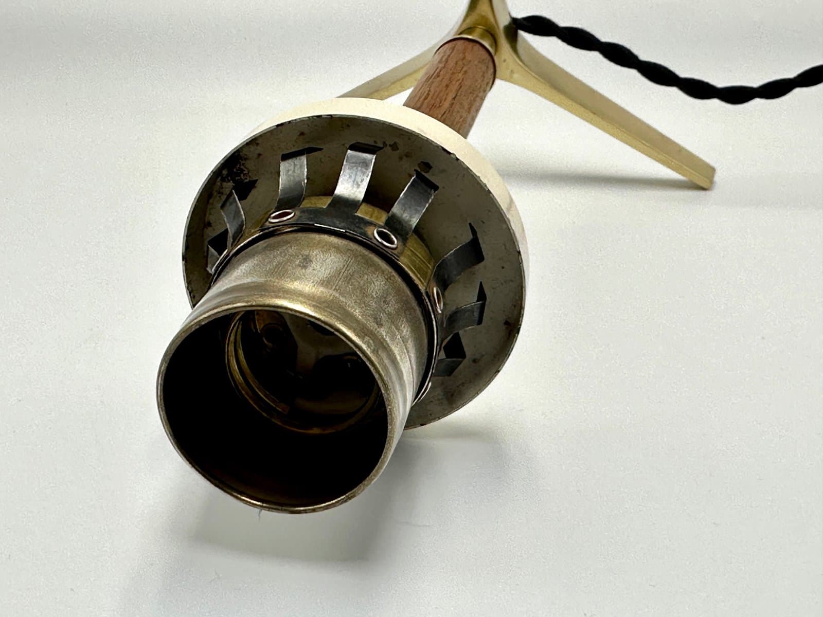 Lampa stołowa tripod, mosiądz złoty, teak brązowy, szkło białe, Austria, lata 50. - 155646