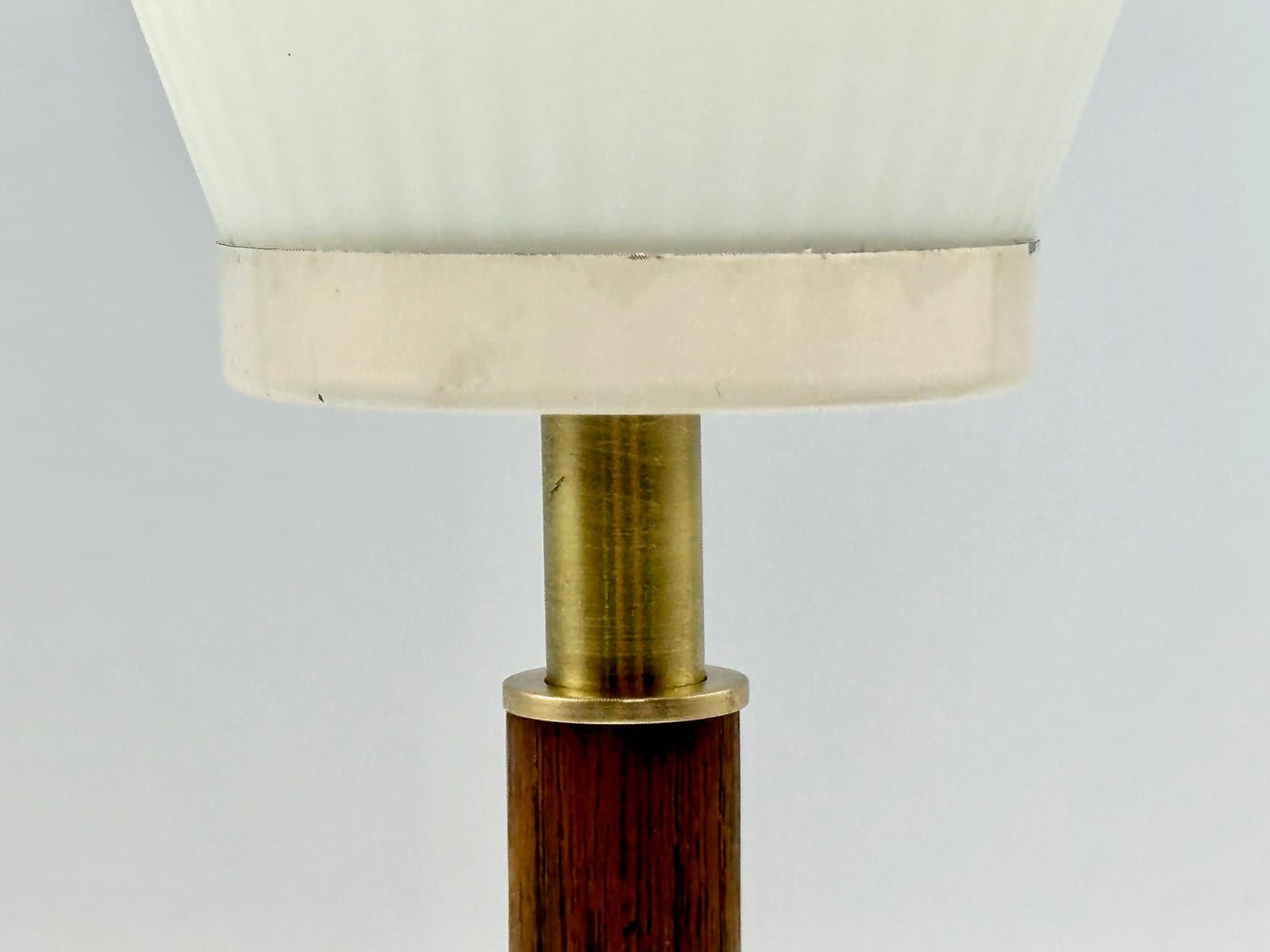 Lampa stołowa tripod, mosiądz złoty, teak brązowy, szkło białe, Austria, lata 50. - 155643