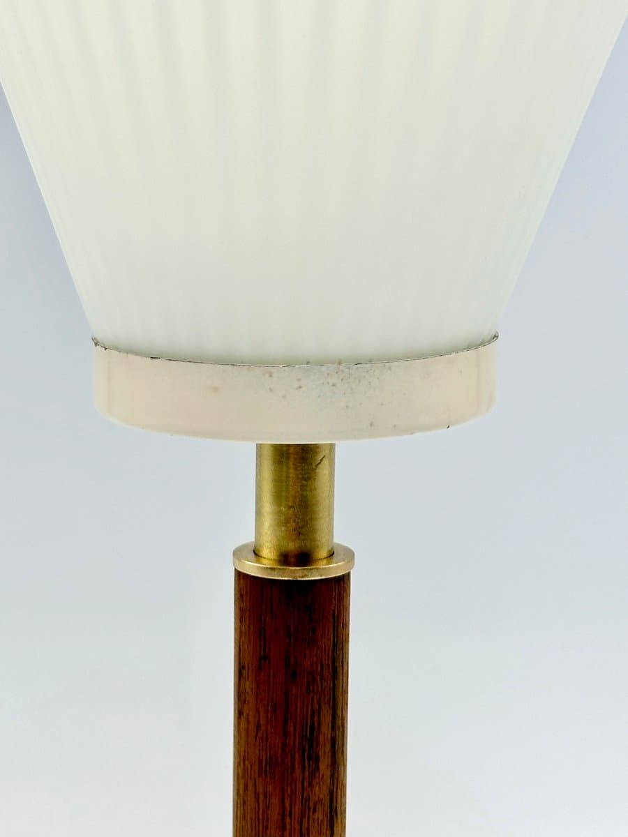 Lampa stołowa tripod, mosiądz złoty, teak brązowy, szkło białe, Austria, lata 50. - 155645