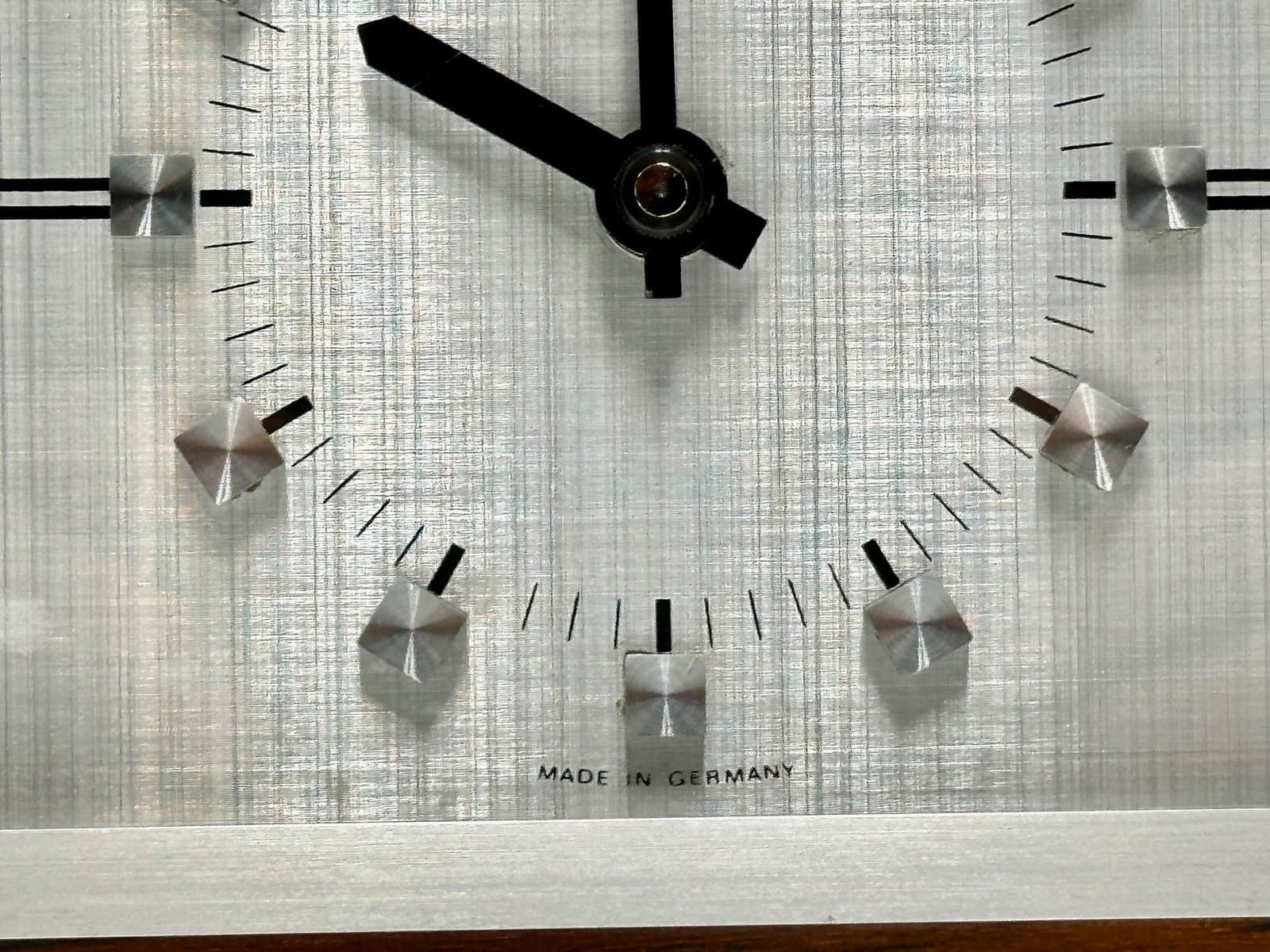 Zegar biurkowy, srebrny, aluminium, Niemcy, lata 50. - 155657