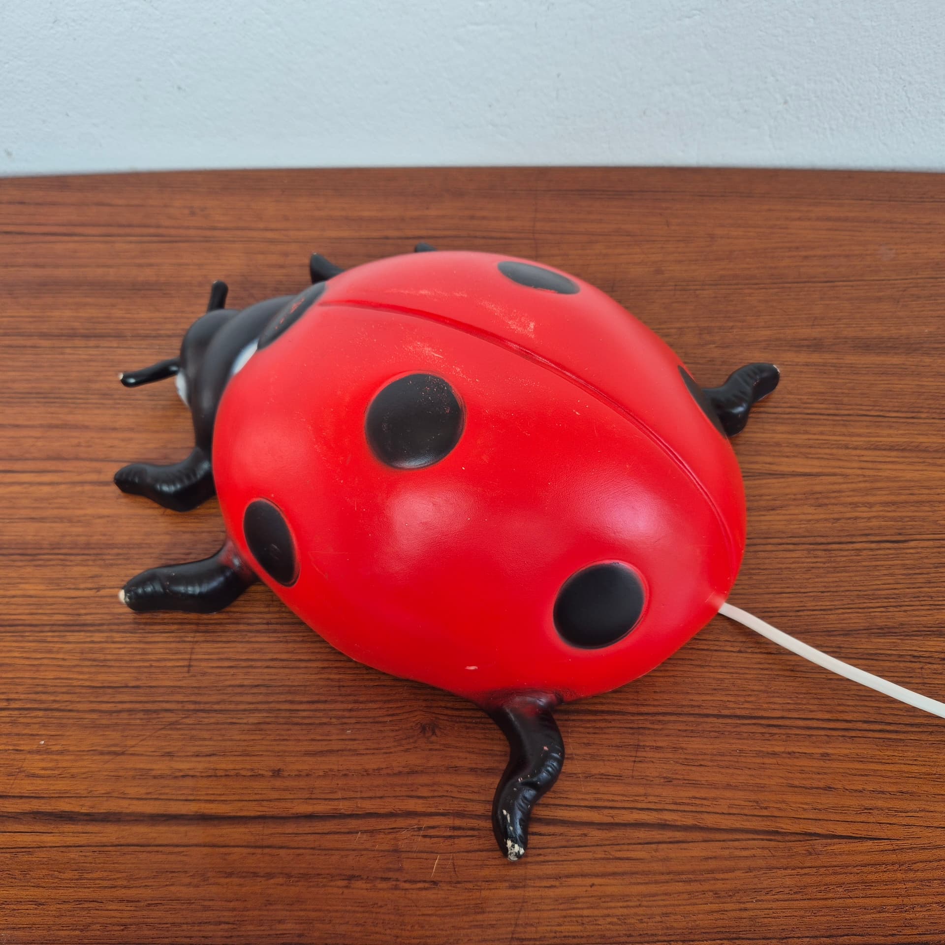 Lampa ścienna Biedronka, czerwona czarne kropki, plastik, Heico, Niemcy, lata 90. - 142653