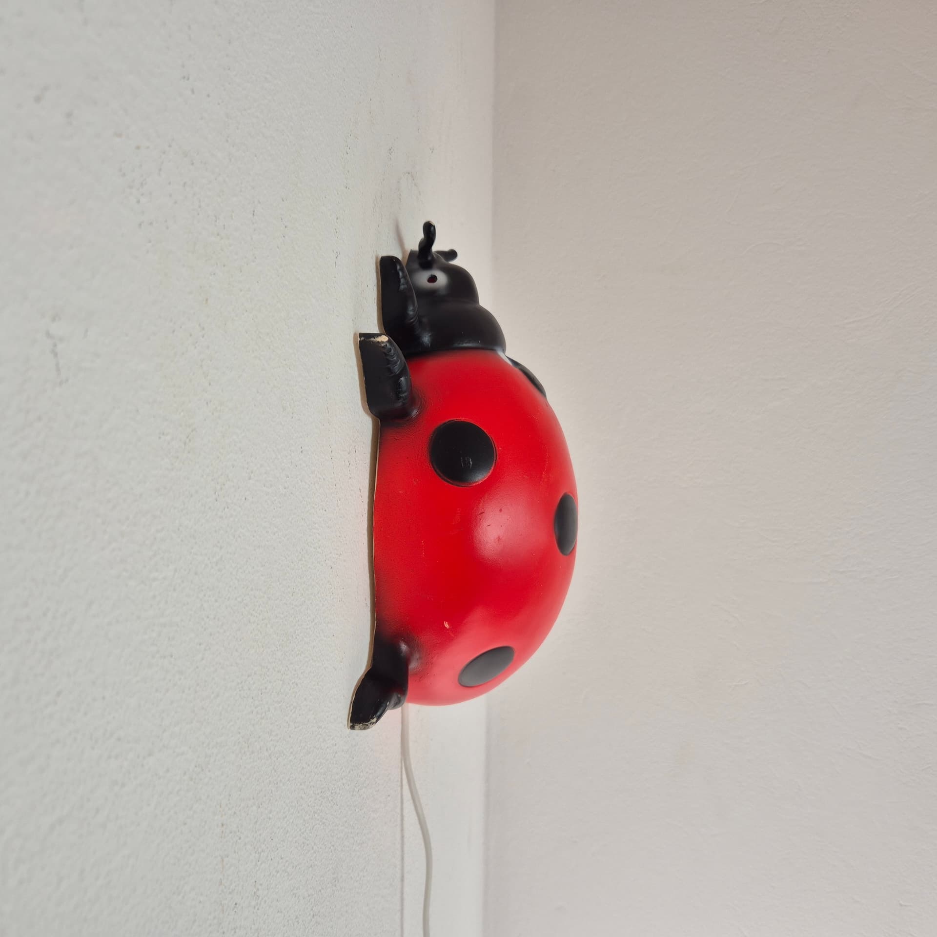 Lampa ścienna Biedronka, czerwona czarne kropki, plastik, Heico, Niemcy, lata 90. - 142647