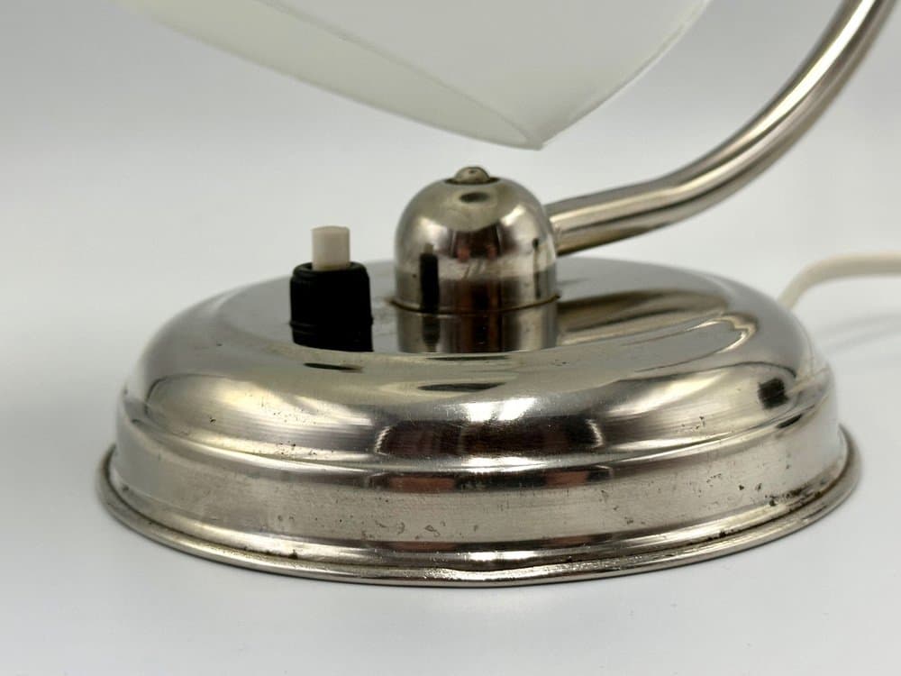 Lampka stołowa Art déco, klosz szkło biały, podstawa metal chromowany srebrny, Polska, lata 50. - 156494