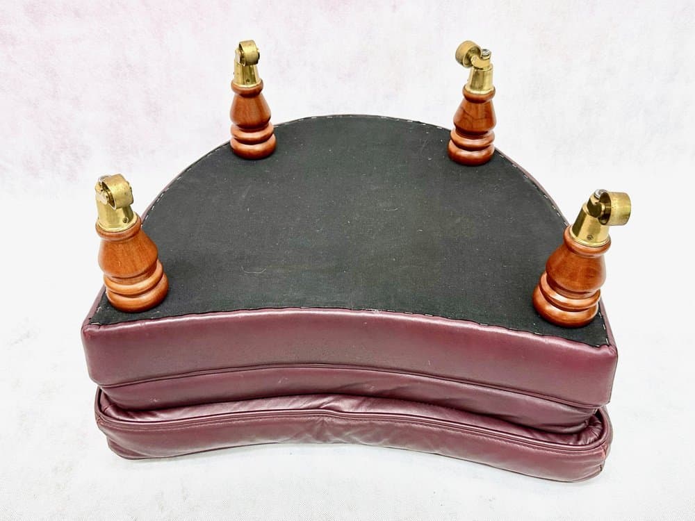 Pufa, styl Ludwik XVI, skóra naturalna bordowa, mosiądz, drewno, Francja, lata 90. - 156788