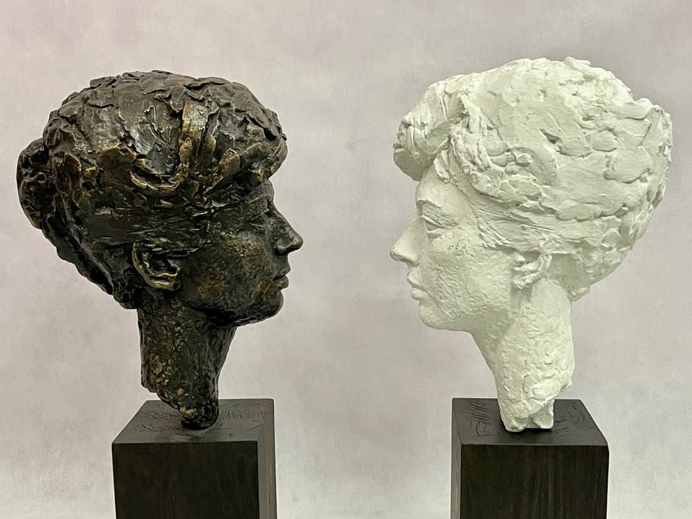 Komplet rzeźb Popiersie Pani M. S., brąz brązowy, gips biały, dąb czarny, art. J. Galica, Polska, lata 60. - 156811