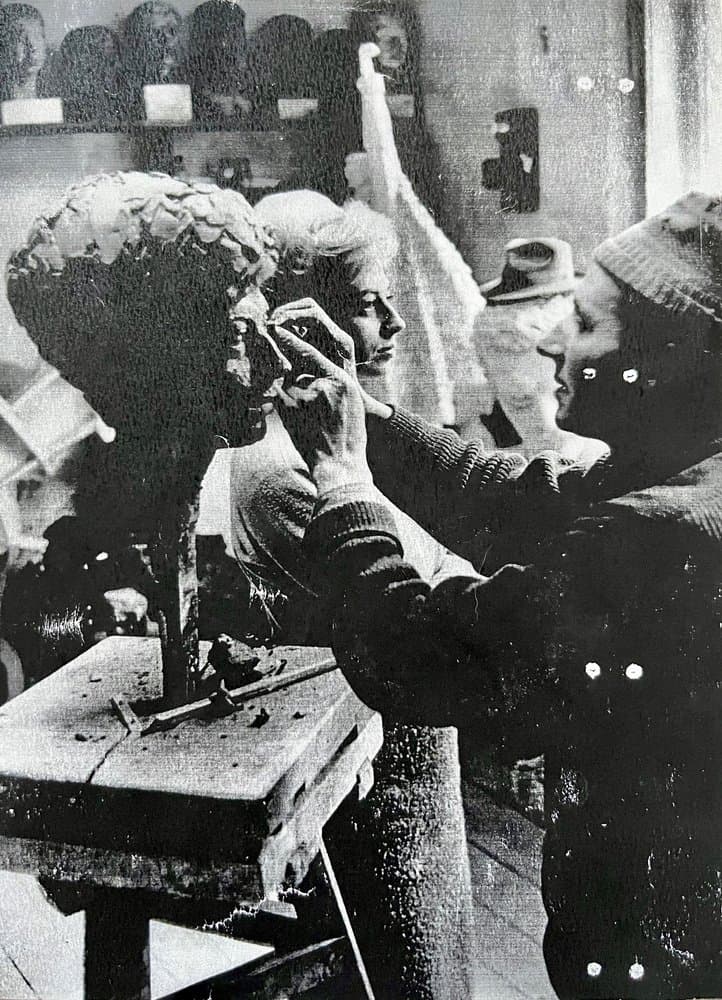 Komplet rzeźb Popiersie Pani M. S., brąz brązowy, gips biały, dąb czarny, art. J. Galica, Polska, lata 60. - 156814