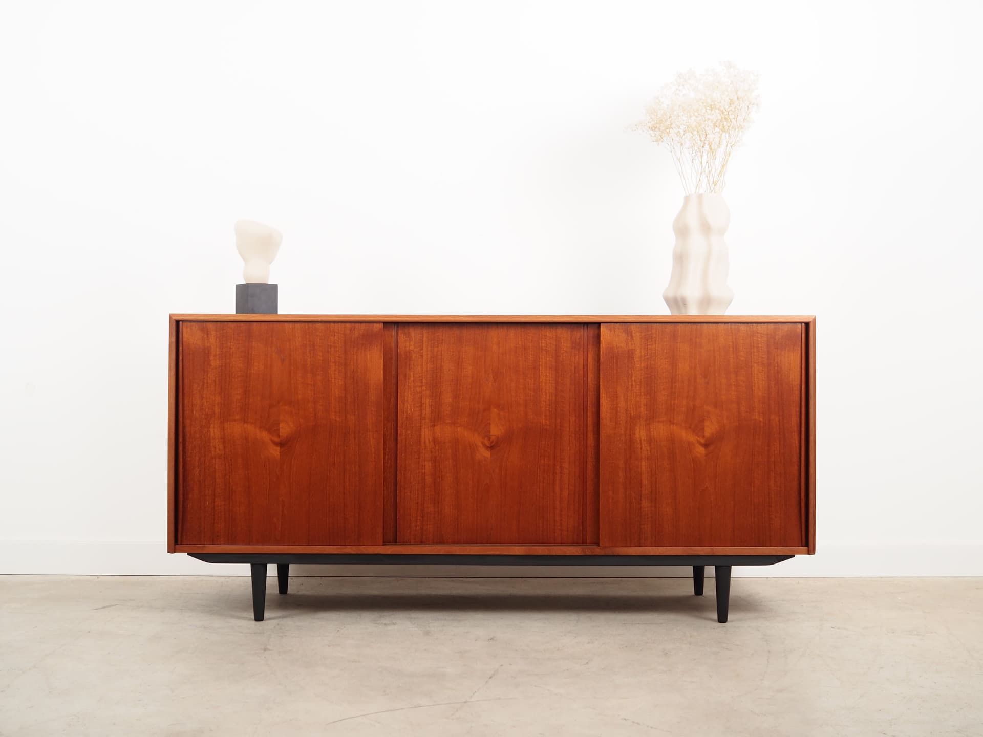 Sideboard, teak pomarańczowy, nogi drewno czarne, proj. E.W. Bach, Dania, lata 60. - 76371