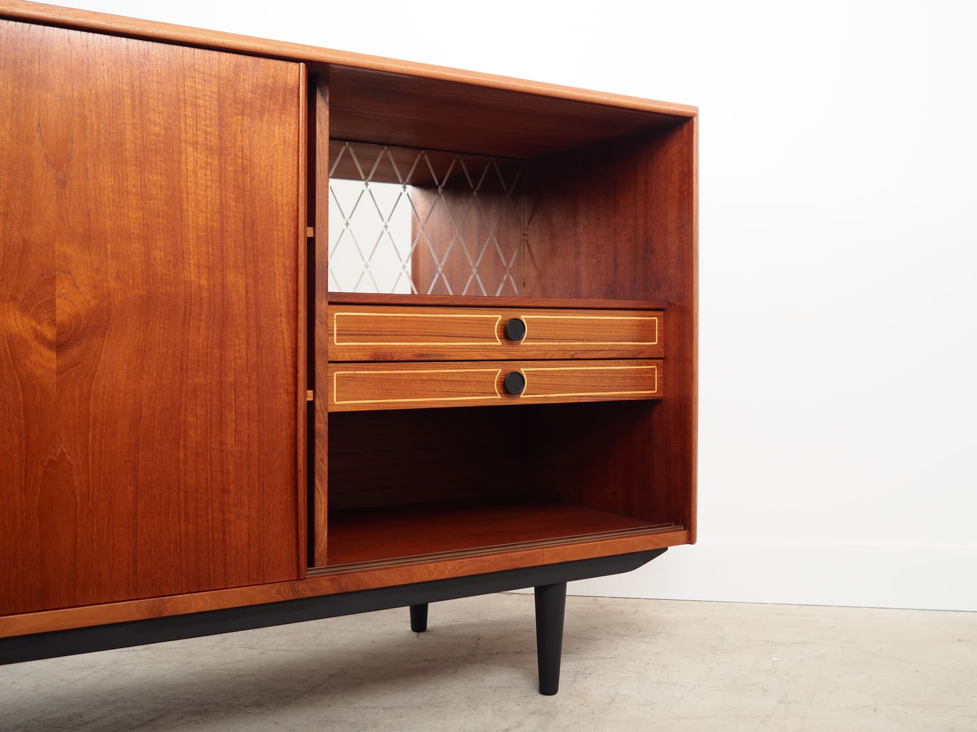Sideboard, teak pomarańczowy, nogi drewno czarne, proj. E.W. Bach, Dania, lata 60. - 76374