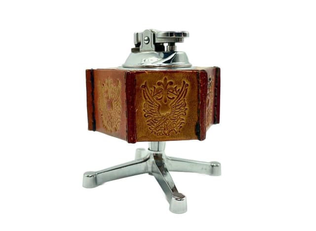 Zapalniczka stołowa, skóra naturalna brązowa, stal, Japonia, lata 60. - WYMIARY
