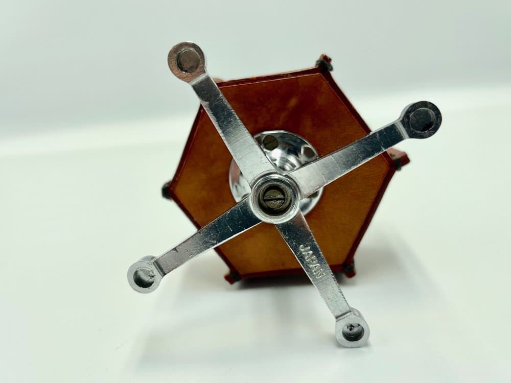 Zapalniczka stołowa, skóra naturalna brązowa, stal, Japonia, lata 60. - 157358