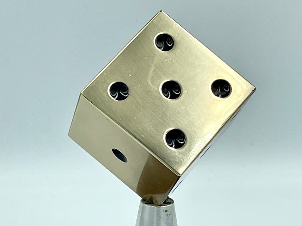 Przycisk do papieru kostka, złoty, mosiądz, aluminium, mahoń, lata 50. - 157447