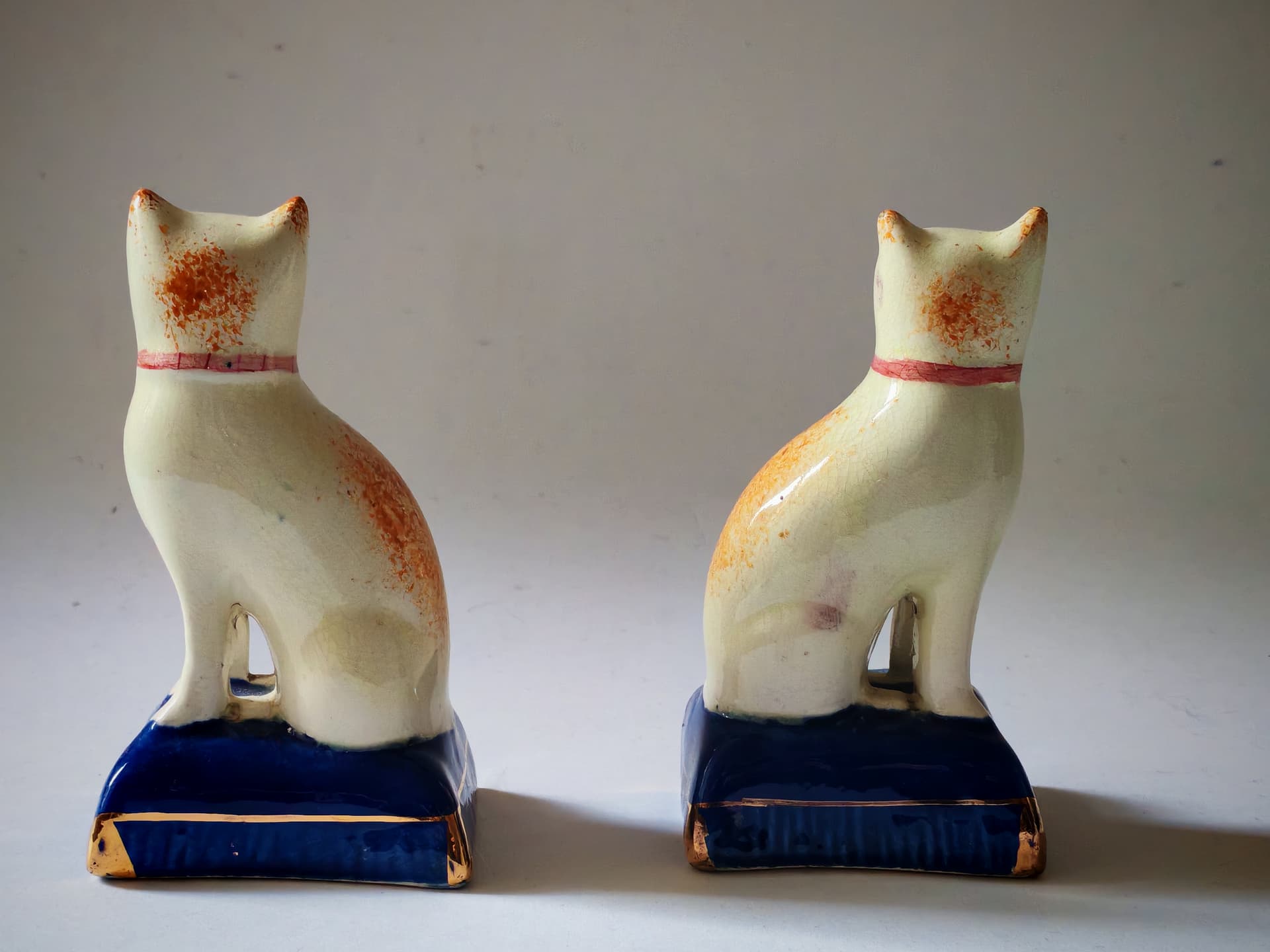 Para figurek kotów Staffordshire, pomarańczowy, porcelana, Wielka Brytania, lata 70. - 147028