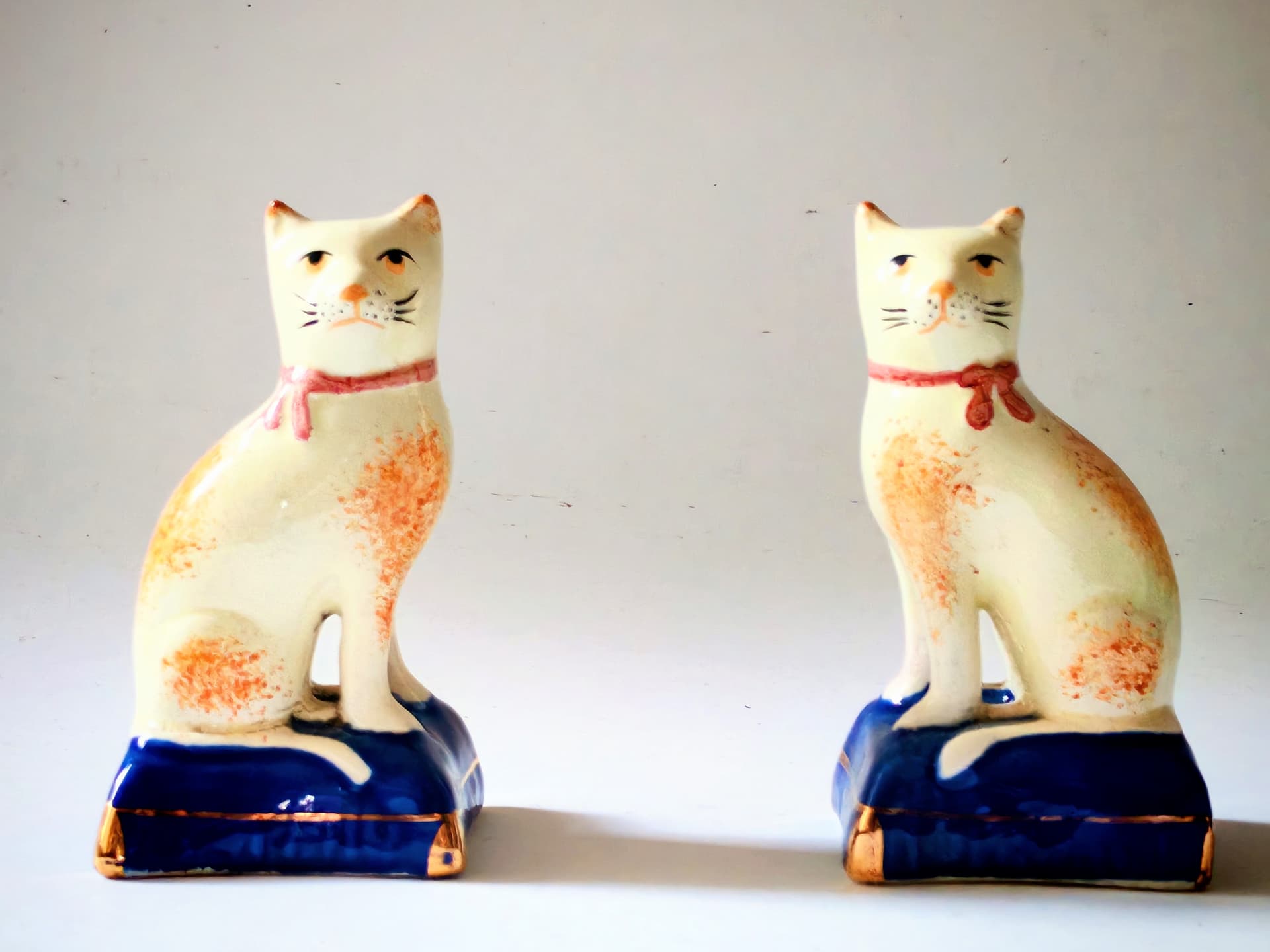 Para figurek kotów Staffordshire, pomarańczowy, porcelana, Wielka Brytania, lata 70. - 147023