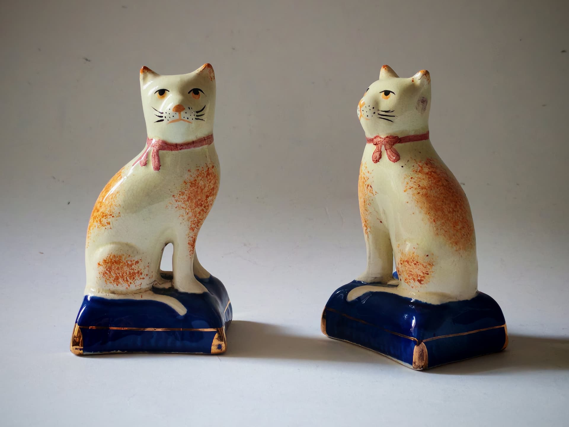 Para figurek kotów Staffordshire, pomarańczowy, porcelana, Wielka Brytania, lata 70. - 147030