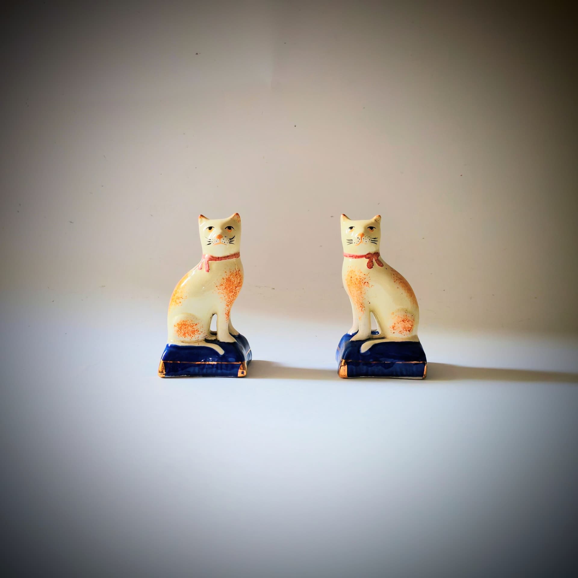 Para figurek kotów Staffordshire, pomarańczowy, porcelana, Wielka Brytania, lata 70. - 147025