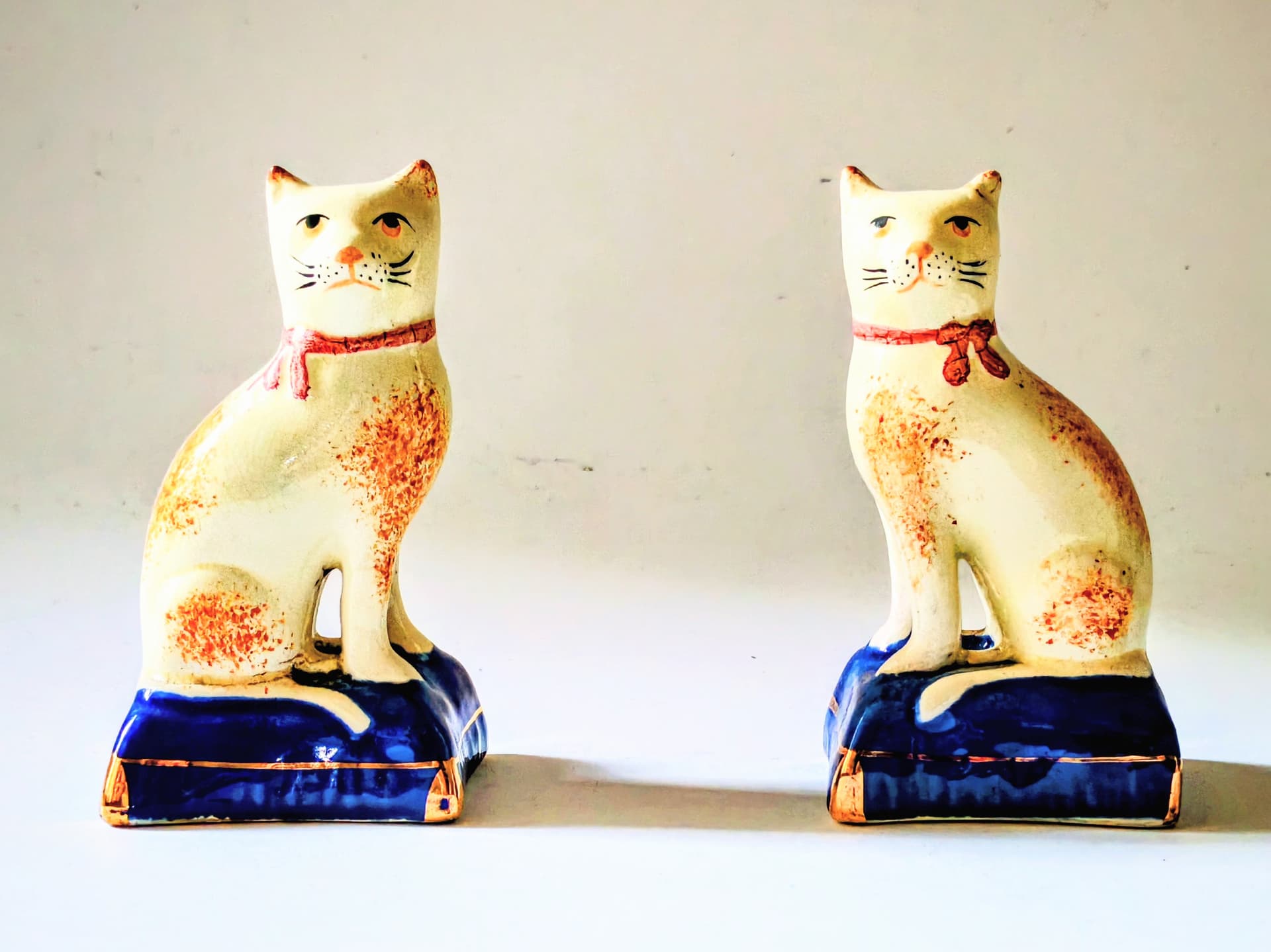 Para figurek kotów Staffordshire, pomarańczowy, porcelana, Wielka Brytania, lata 70. - 147024