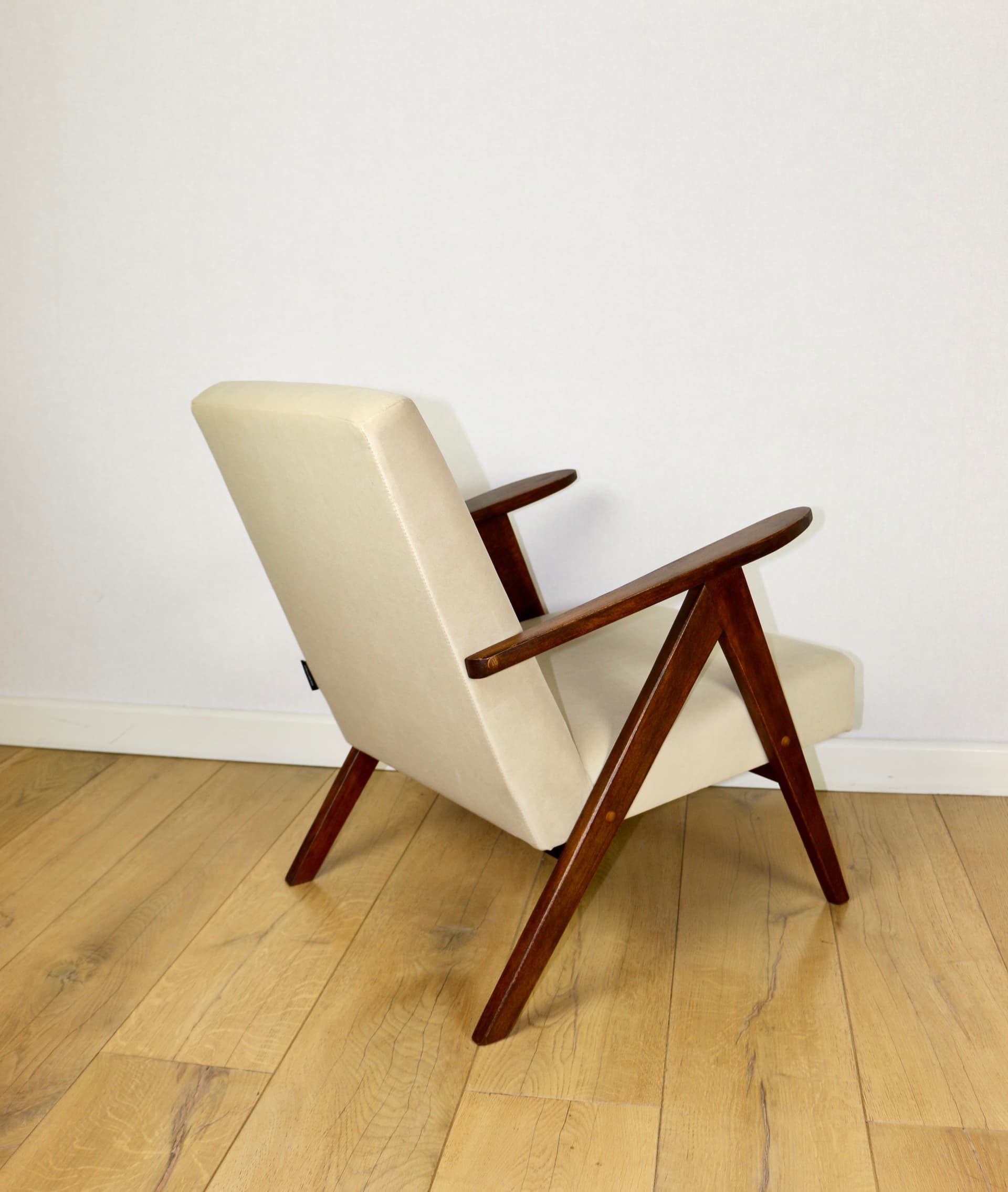 Fotel B-310 VAR Jade, welwet beżowy, orzech, Polska, lata 70. - 147151