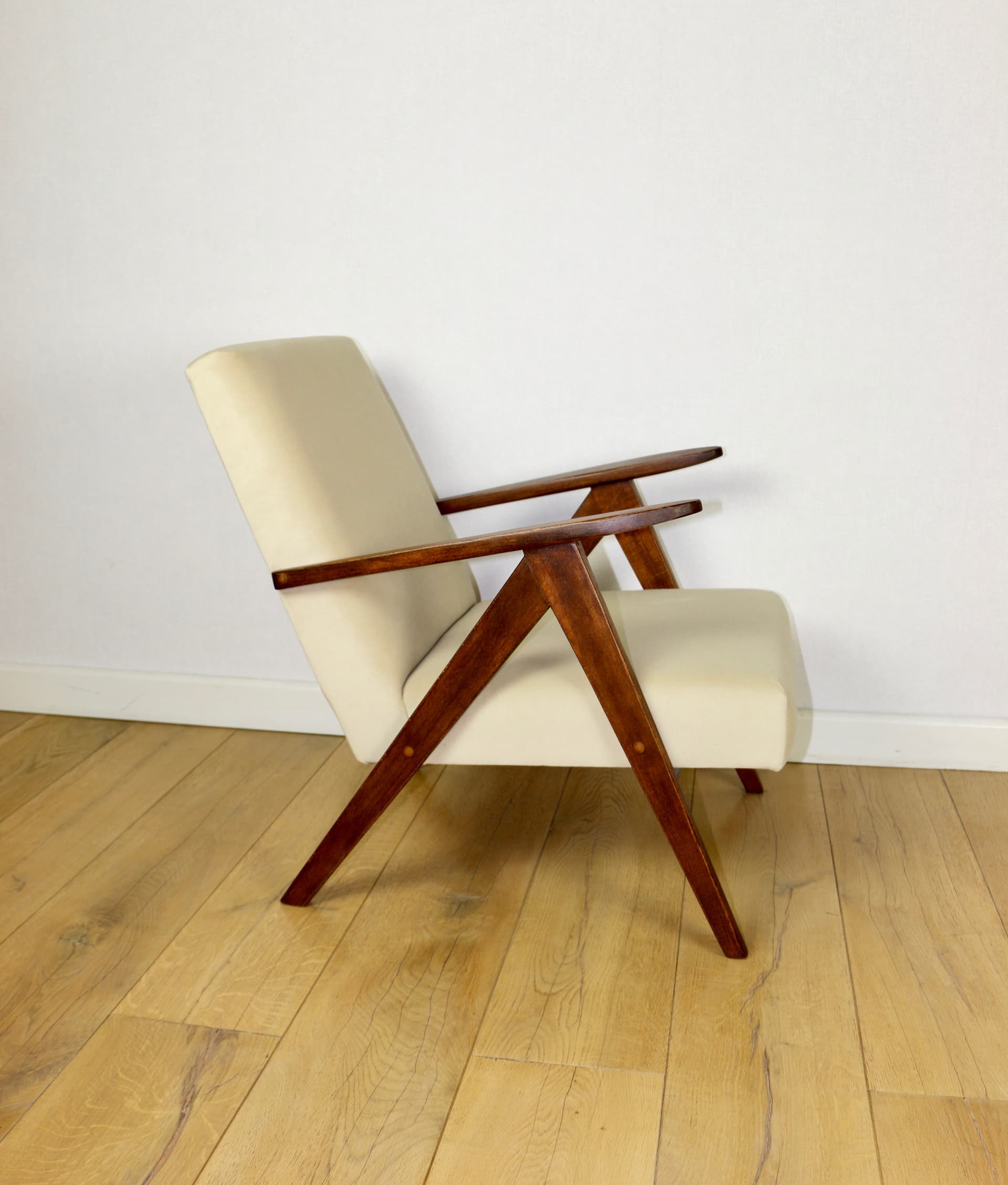 Fotel B-310 VAR Jade, welwet beżowy, orzech, Polska, lata 70. - 147150