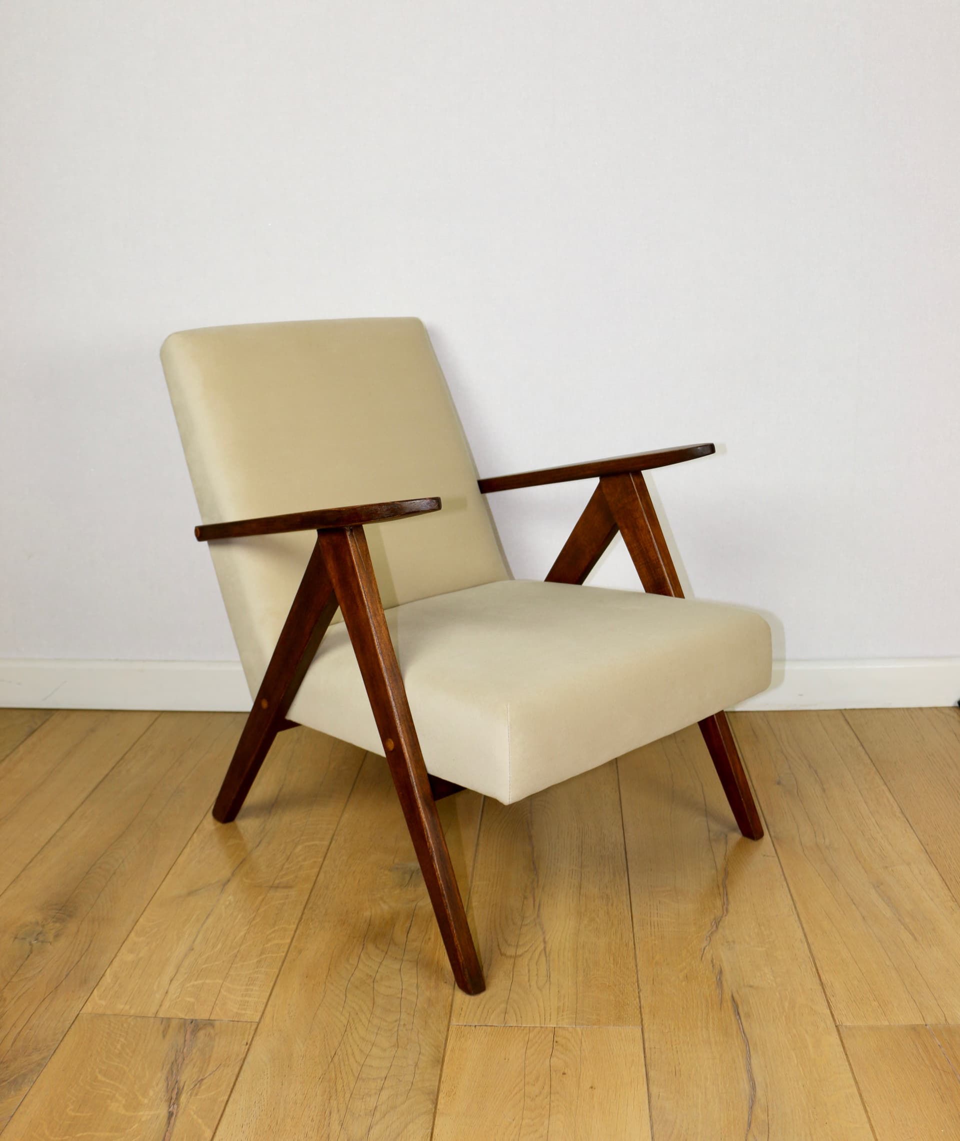 Fotel B-310 VAR Jade, welwet beżowy, orzech, Polska, lata 70. - 147149