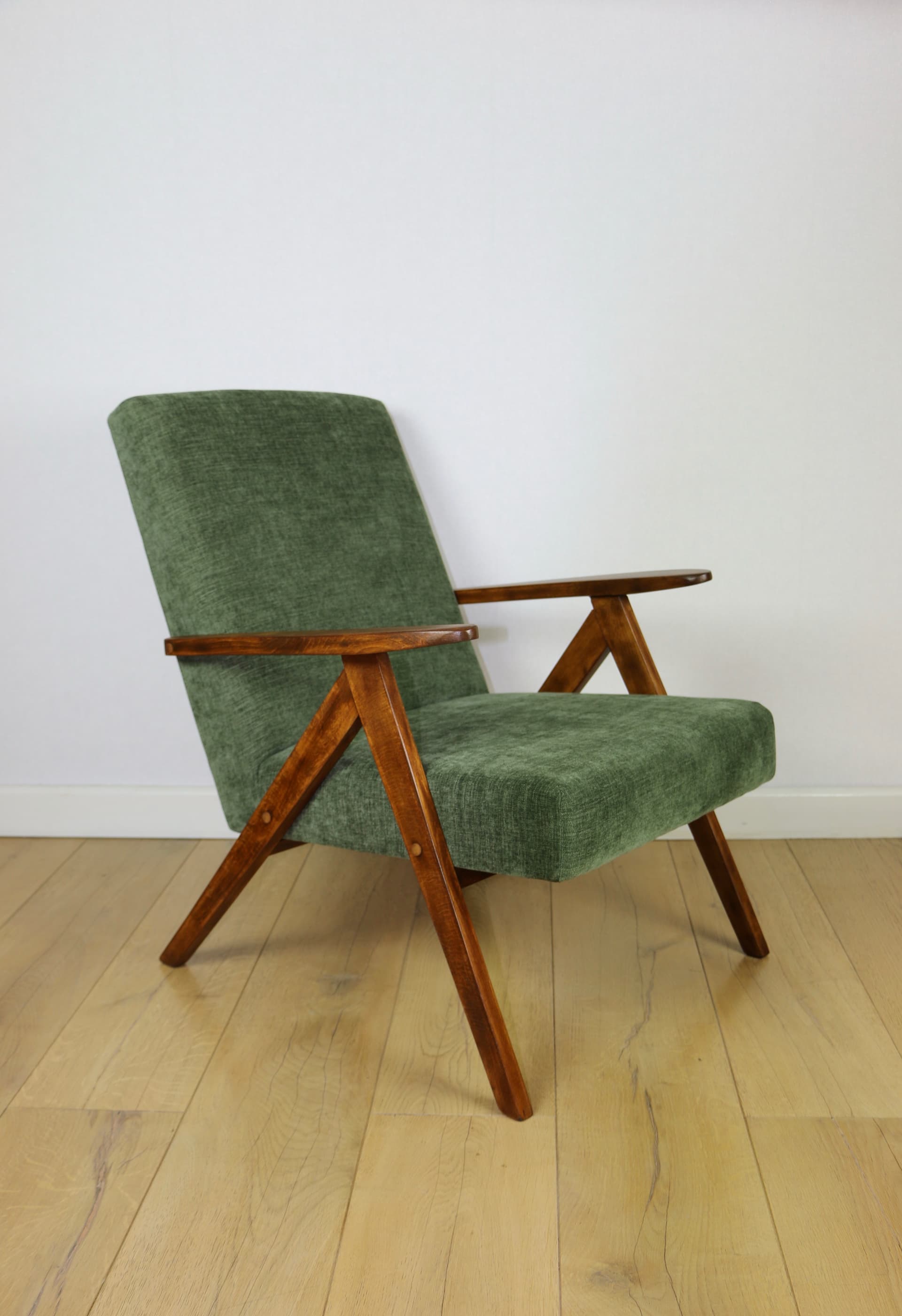 Fotel B-310 VAR, velvet zielony, orzech, Polska, lata 70. - 147167