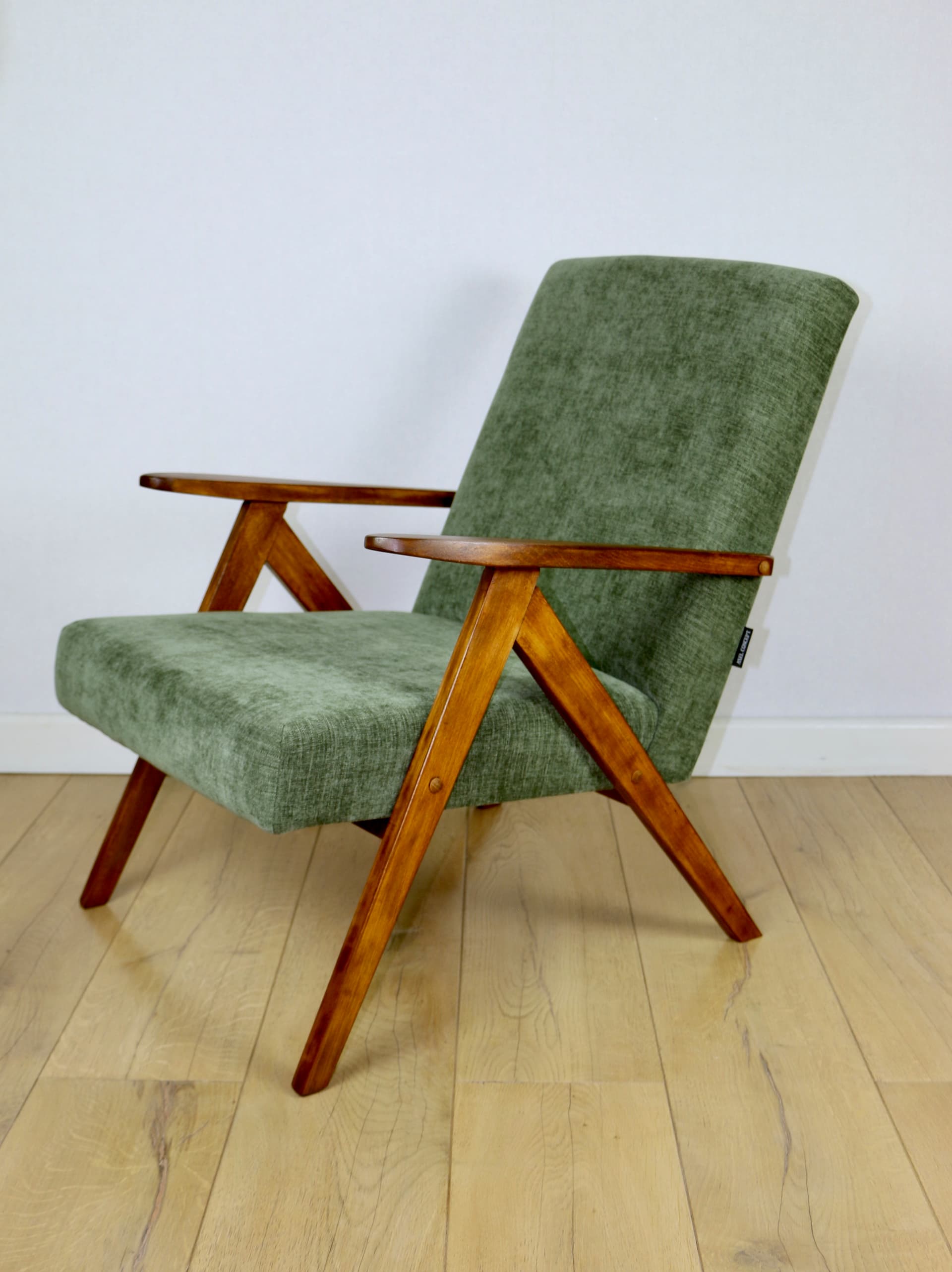 Fotel B-310 VAR, velvet zielony, orzech, Polska, lata 70. - 147172