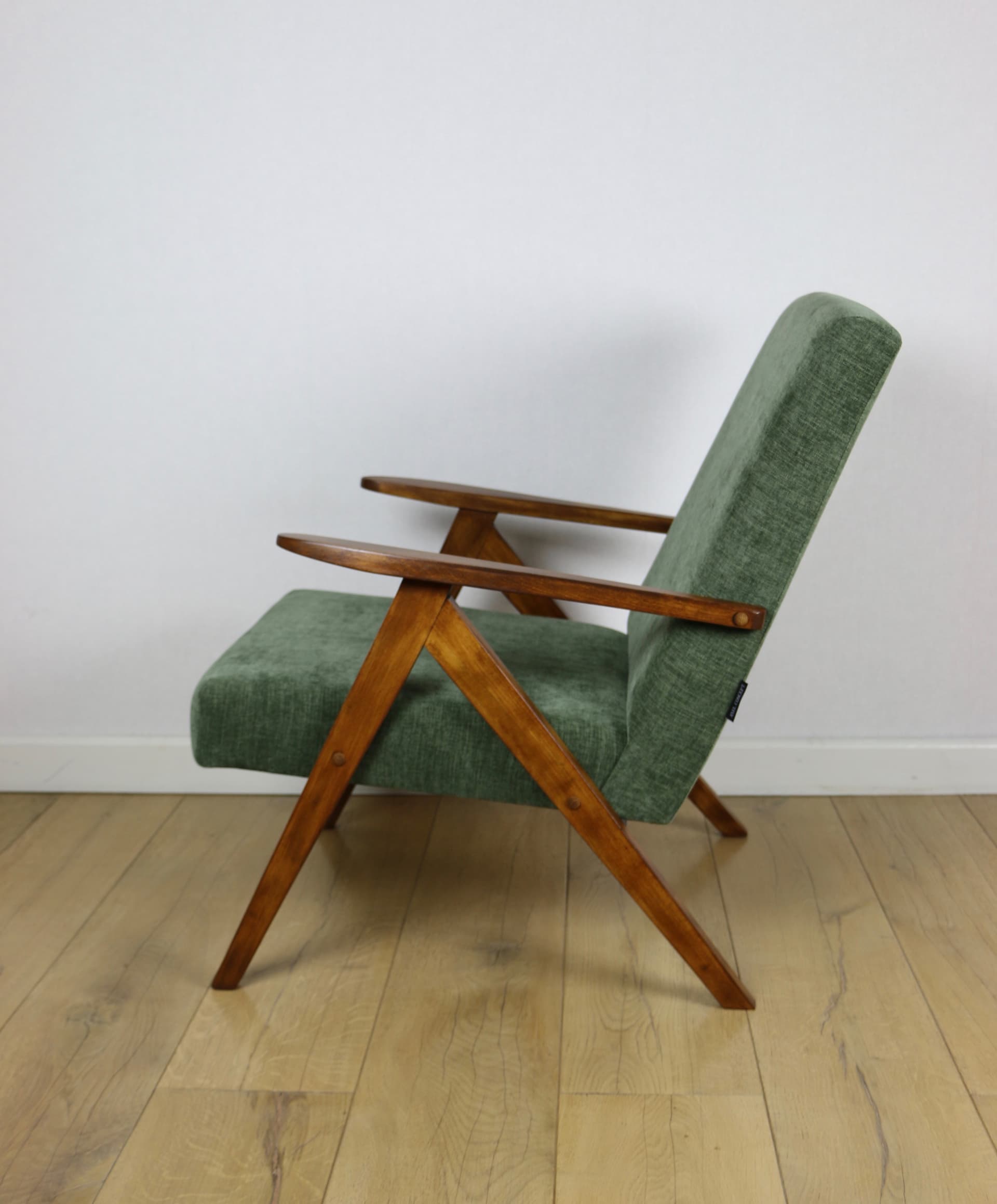 Fotel B-310 VAR, velvet zielony, orzech, Polska, lata 70. - 147171