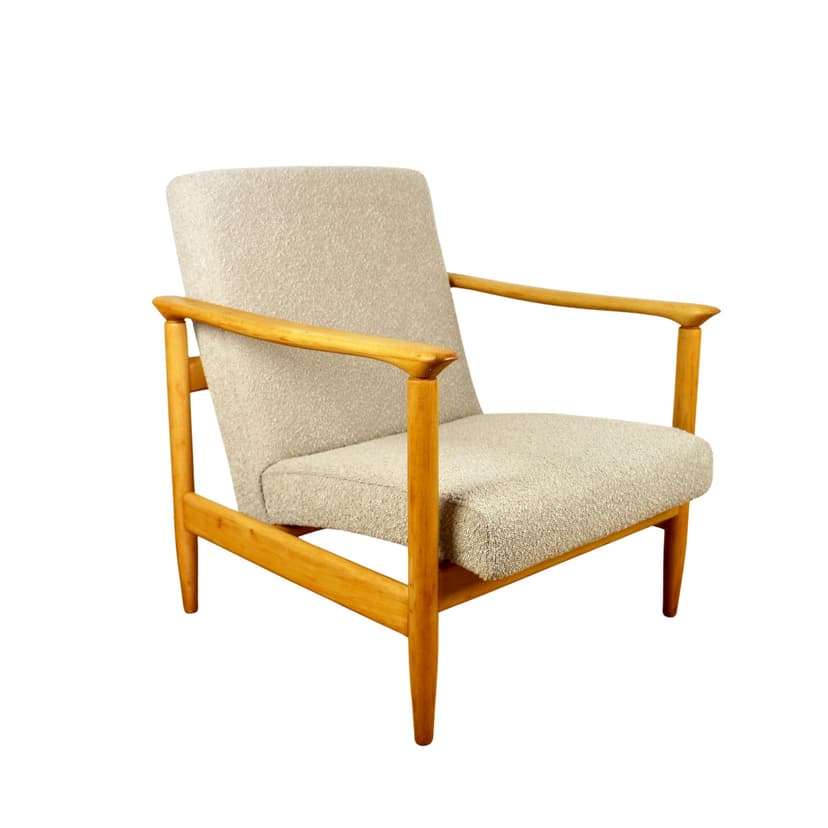 Fotel GFM-142, proj. E. Homa, beżowy boucle, jasne drewno, Polska, lata 70.