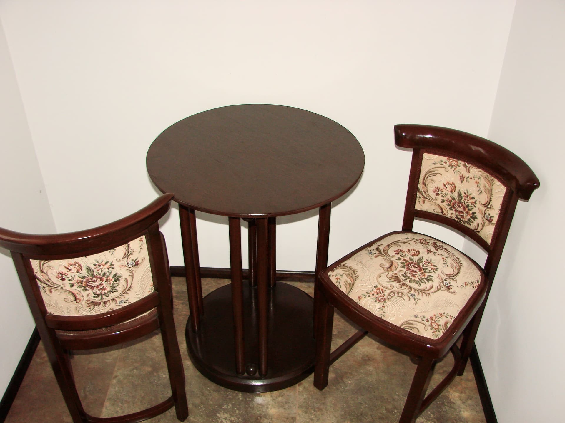 Komplet stolik i dwa krzesła, brązowy, buk, proj. J. Hoffmann, lata 30. - 148200